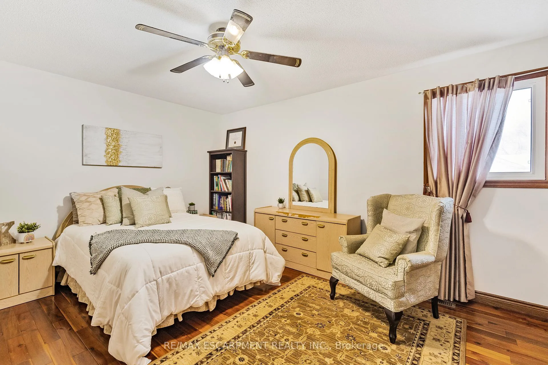 Photo 16 of 739 Mud Street, Hamilton, Stoney Creek Mountain — HOMEH