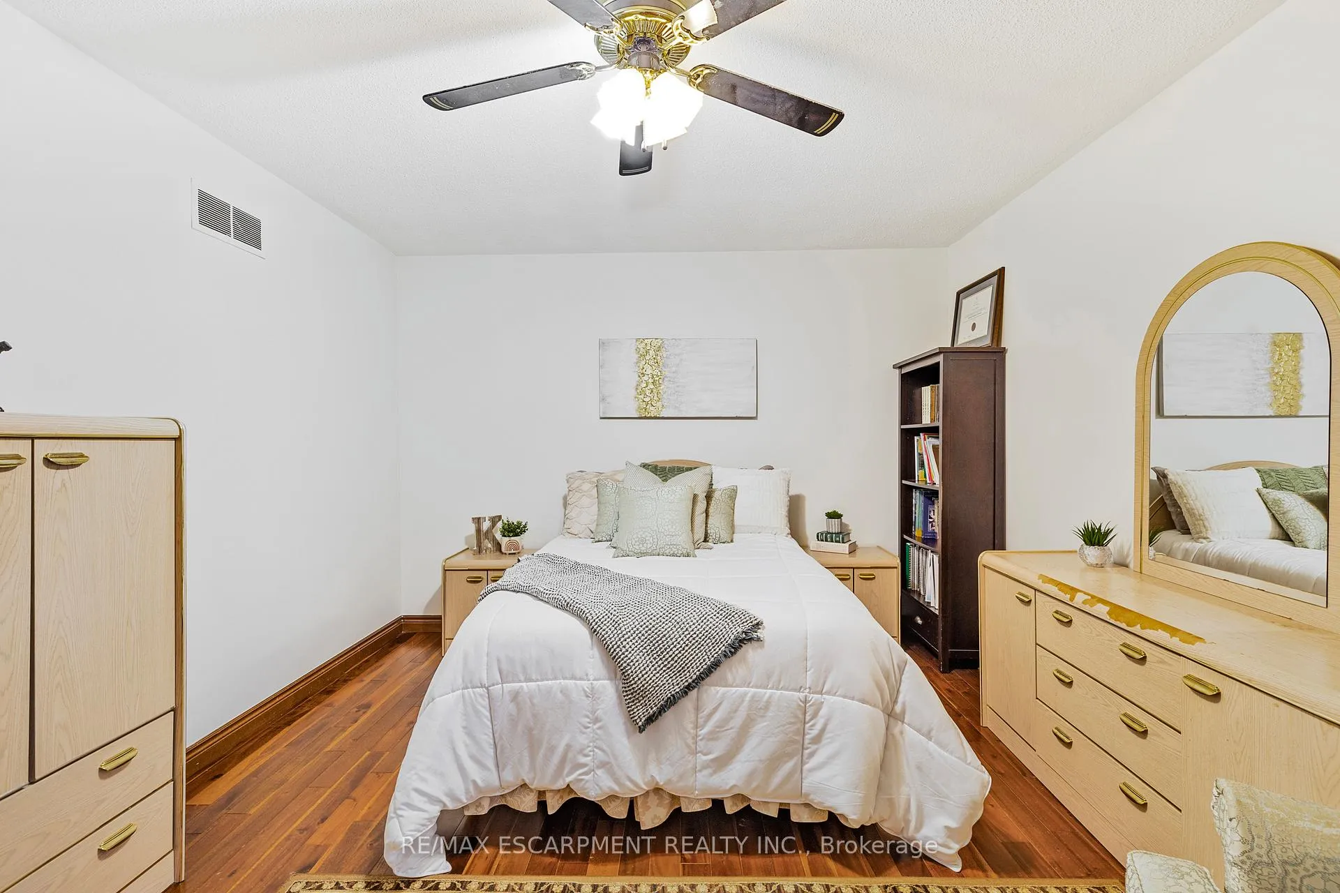 Photo 17 of 739 Mud Street, Hamilton, Stoney Creek Mountain — HOMEH