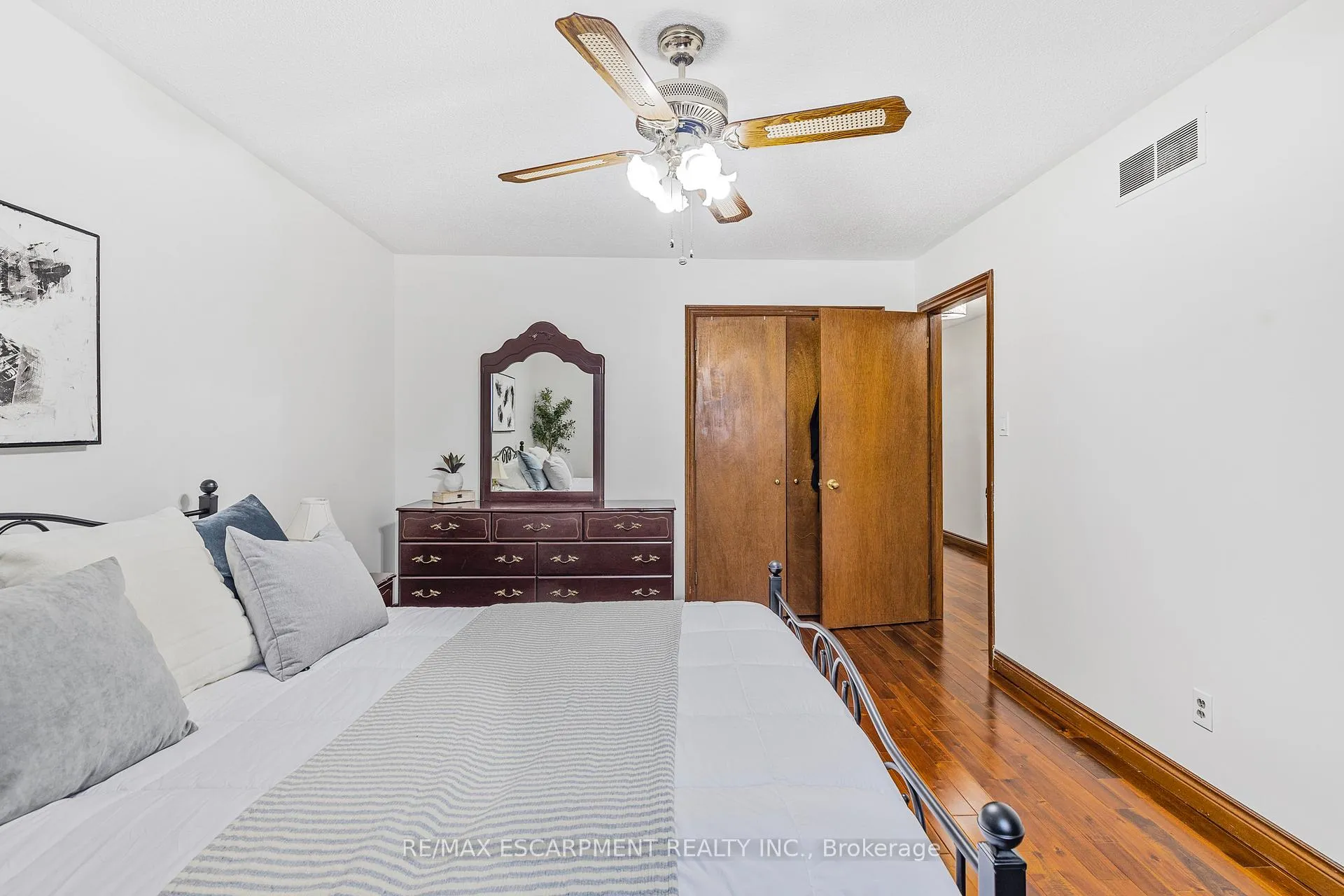 Photo 18 of 739 Mud Street, Hamilton, Stoney Creek Mountain — HOMEH