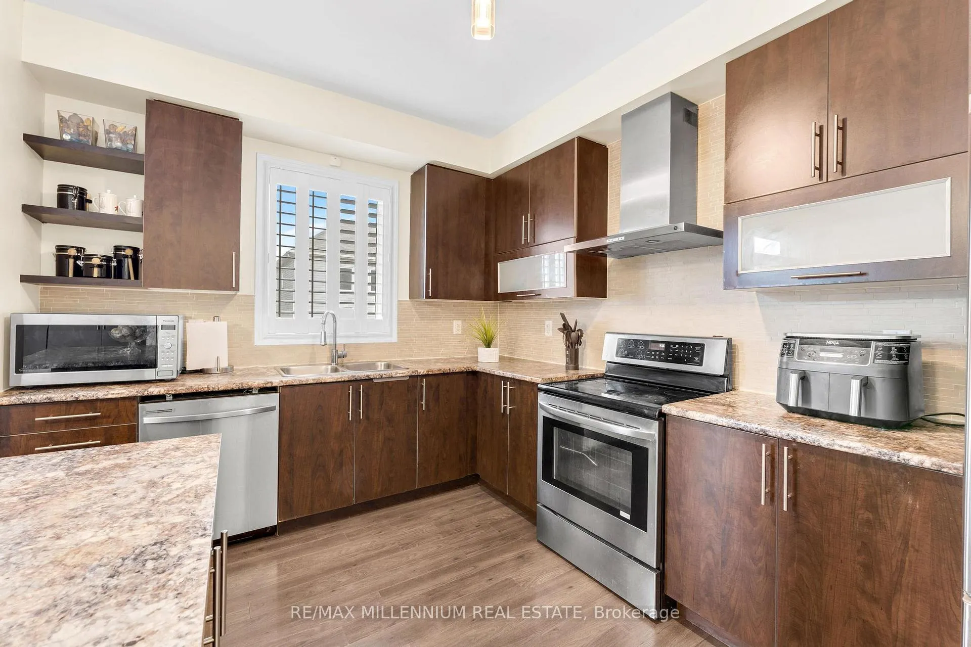 Photo 12 of 71 Cook Street, Hamilton, Binbrook — HOMEH