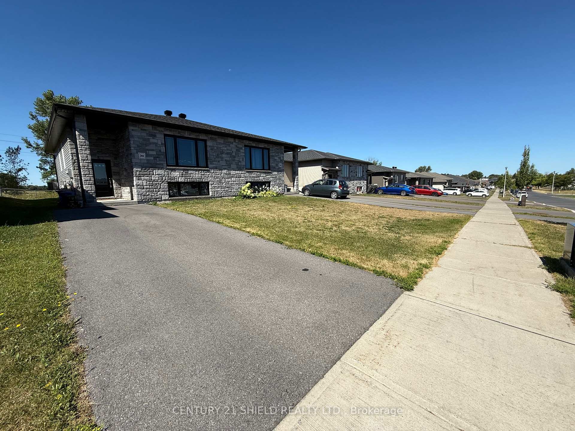 Photo 3 of 240 Glen Nora Drive, Cornwall — HOMEH
