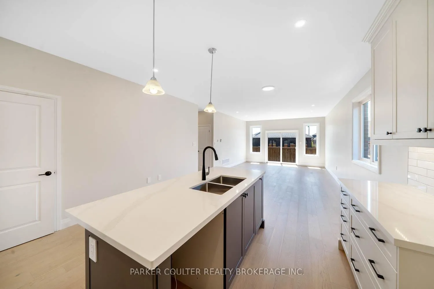 Photo 8 of 127 Ritchie Crescent, Springwater, Elmvale — HOMEH