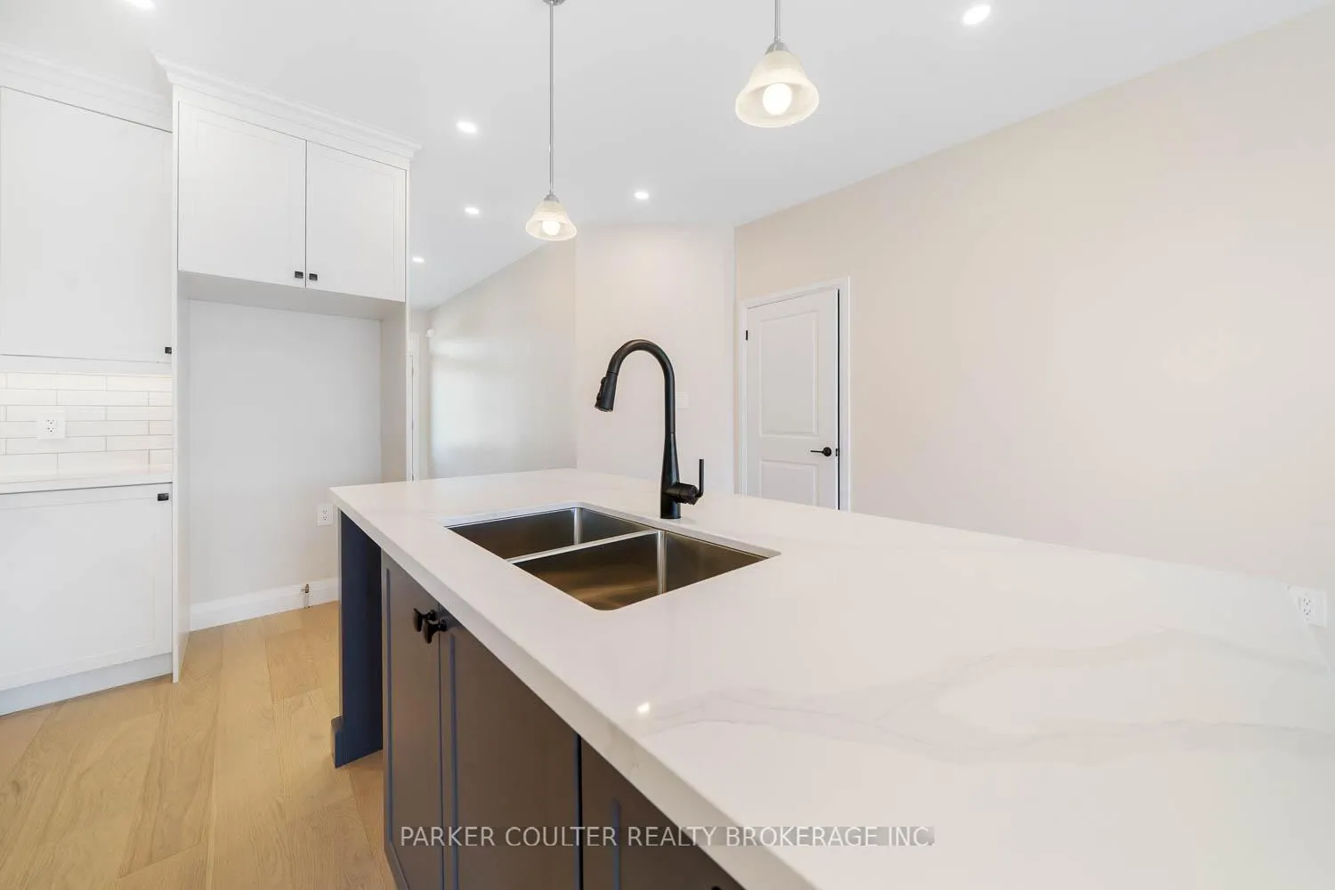 Photo 10 of 127 Ritchie Crescent, Springwater, Elmvale — HOMEH
