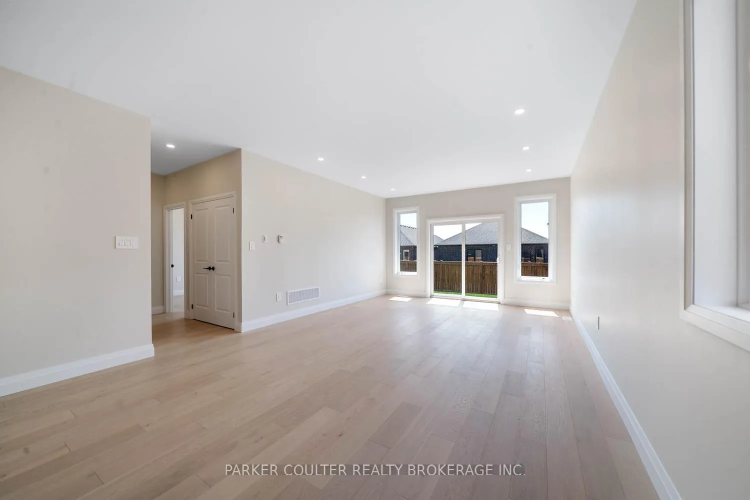 Photo 11 of 127 Ritchie Crescent, Springwater, Elmvale — HOMEH