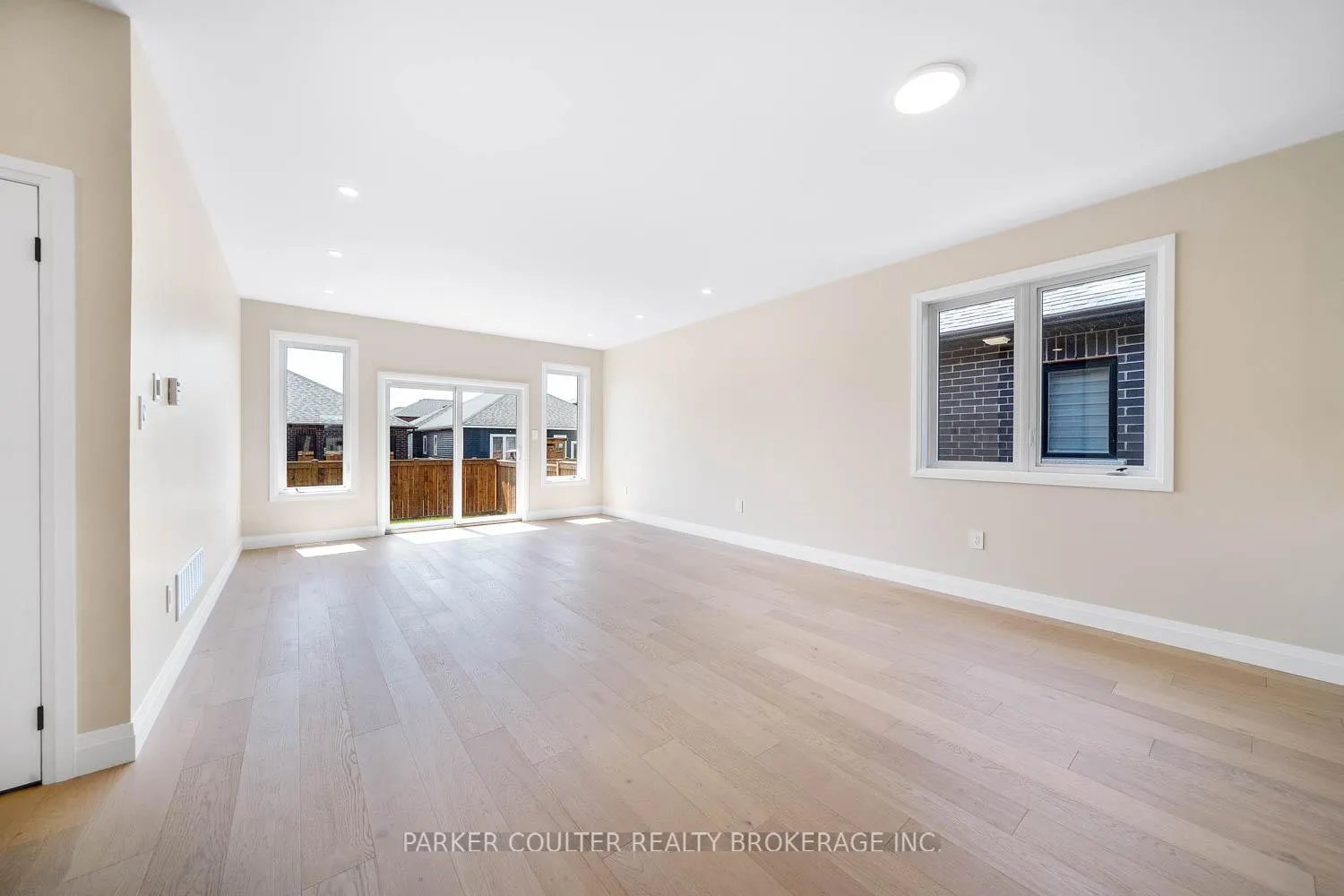 Photo 12 of 127 Ritchie Crescent, Springwater, Elmvale — HOMEH