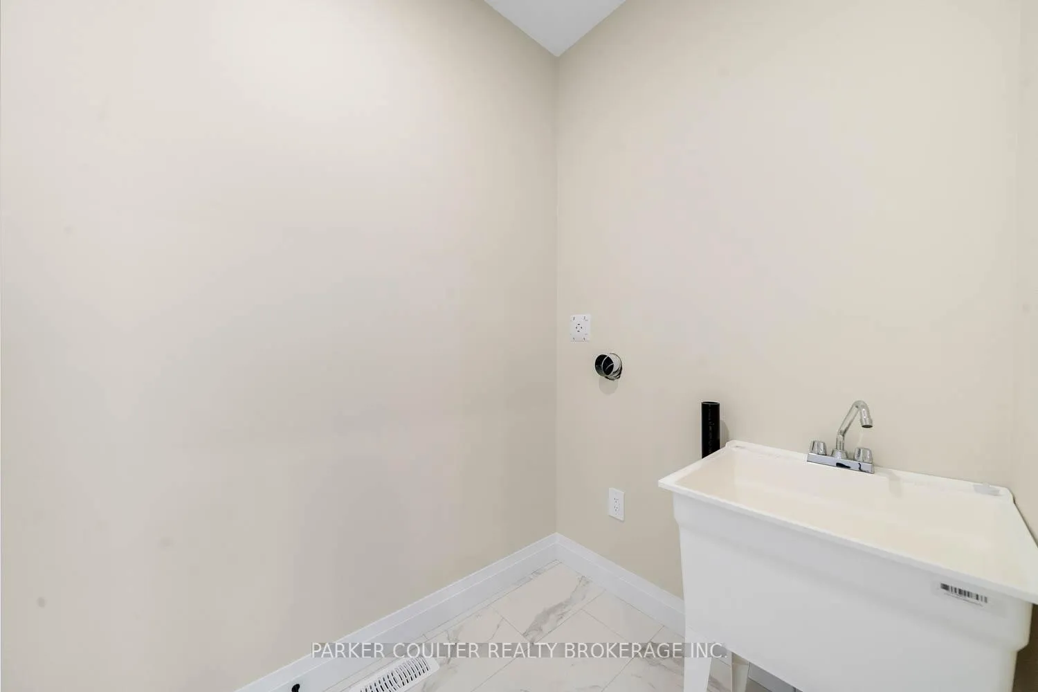 Photo 24 of 127 Ritchie Crescent, Springwater, Elmvale — HOMEH