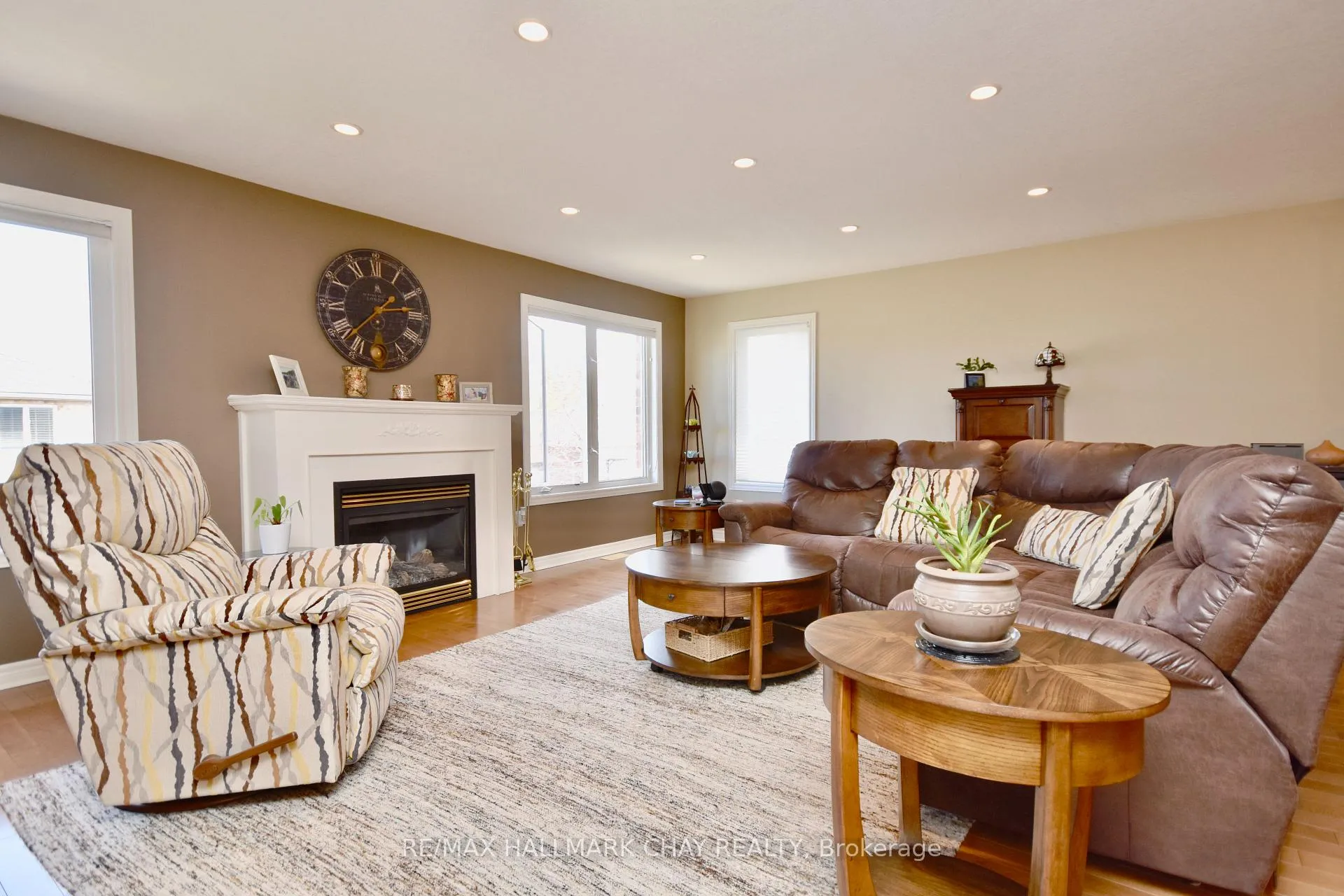 Photo 6 of 167 Crompton Drive, Barrie, Little Lake — HOMEH