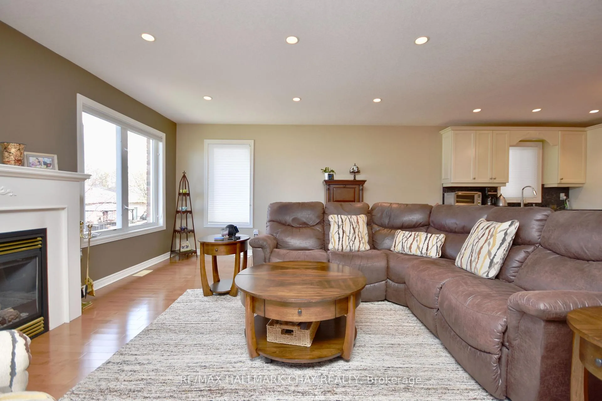 Photo 7 of 167 Crompton Drive, Barrie, Little Lake — HOMEH