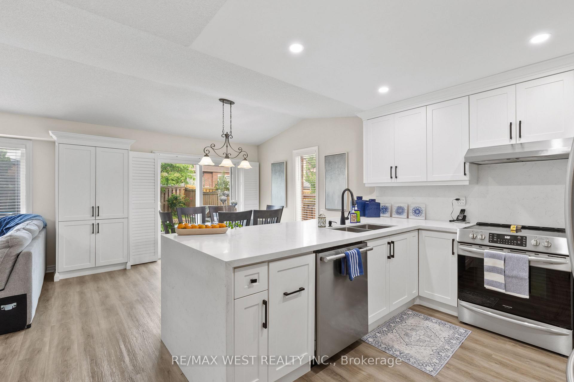 Photo 4 of 30 Cross Country Boulevard, Caledon, Bolton West — HOMEH