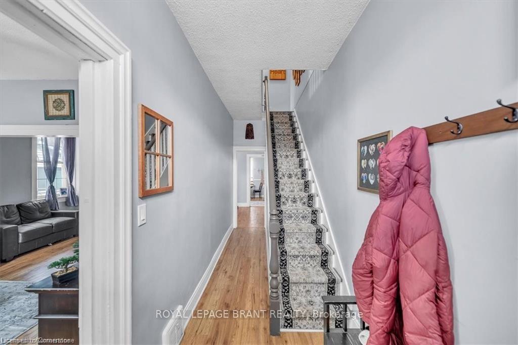 Photo 3 of 40 Walnut Lane, Brant, Paris — HOMEH