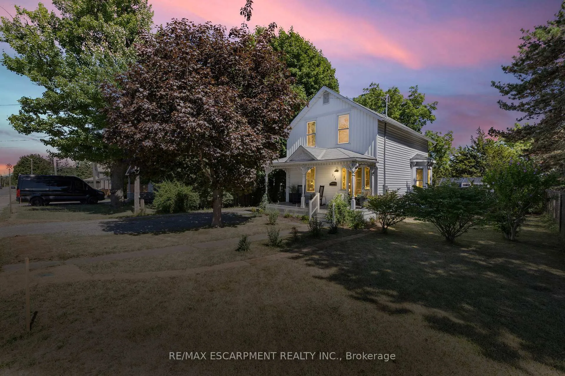 Photo 2 of 374 Ontario Street, Grimsby, Grimsby Beach — HOMEH