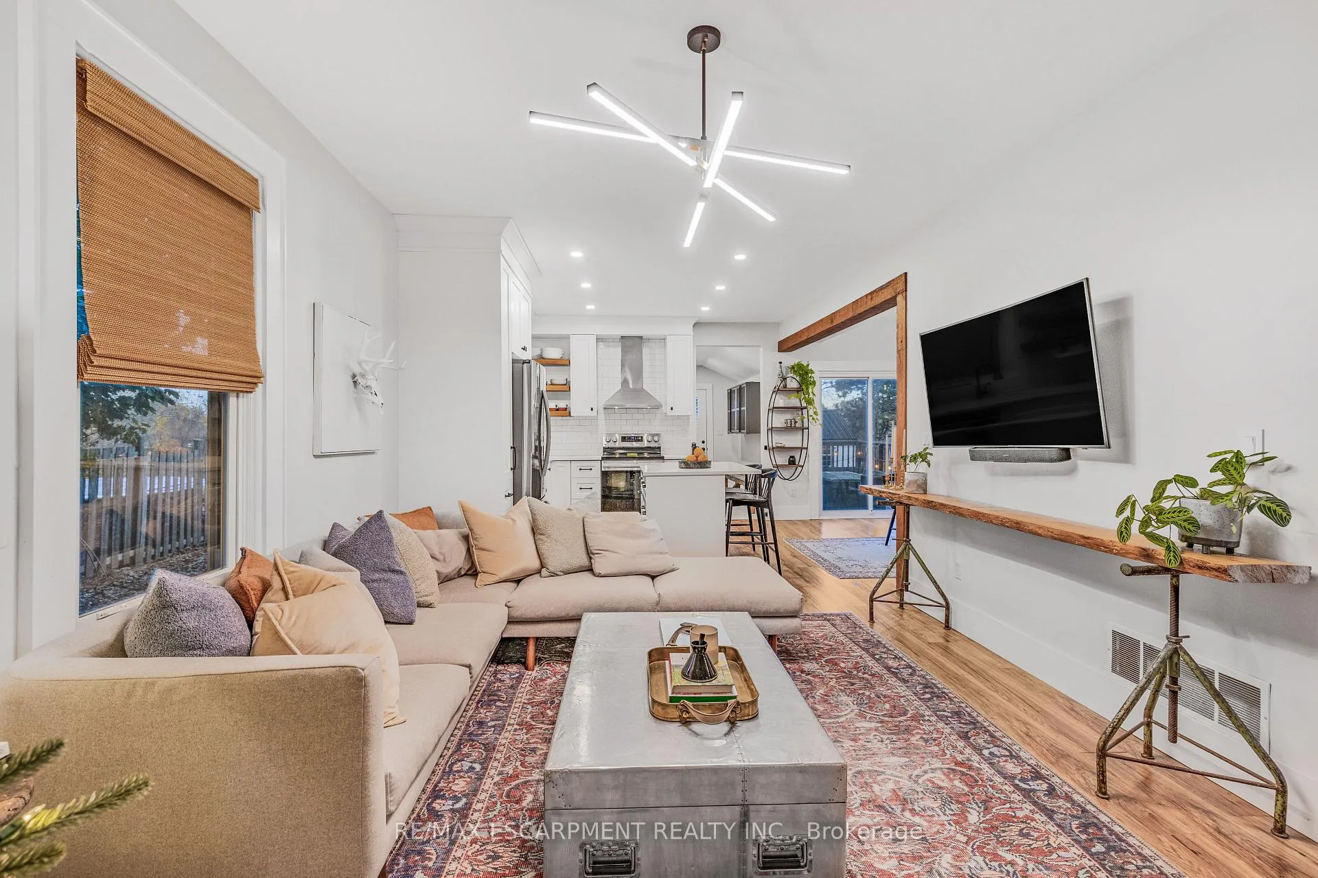 Photo 5 of 374 Ontario Street, Grimsby, Grimsby Beach — HOMEH