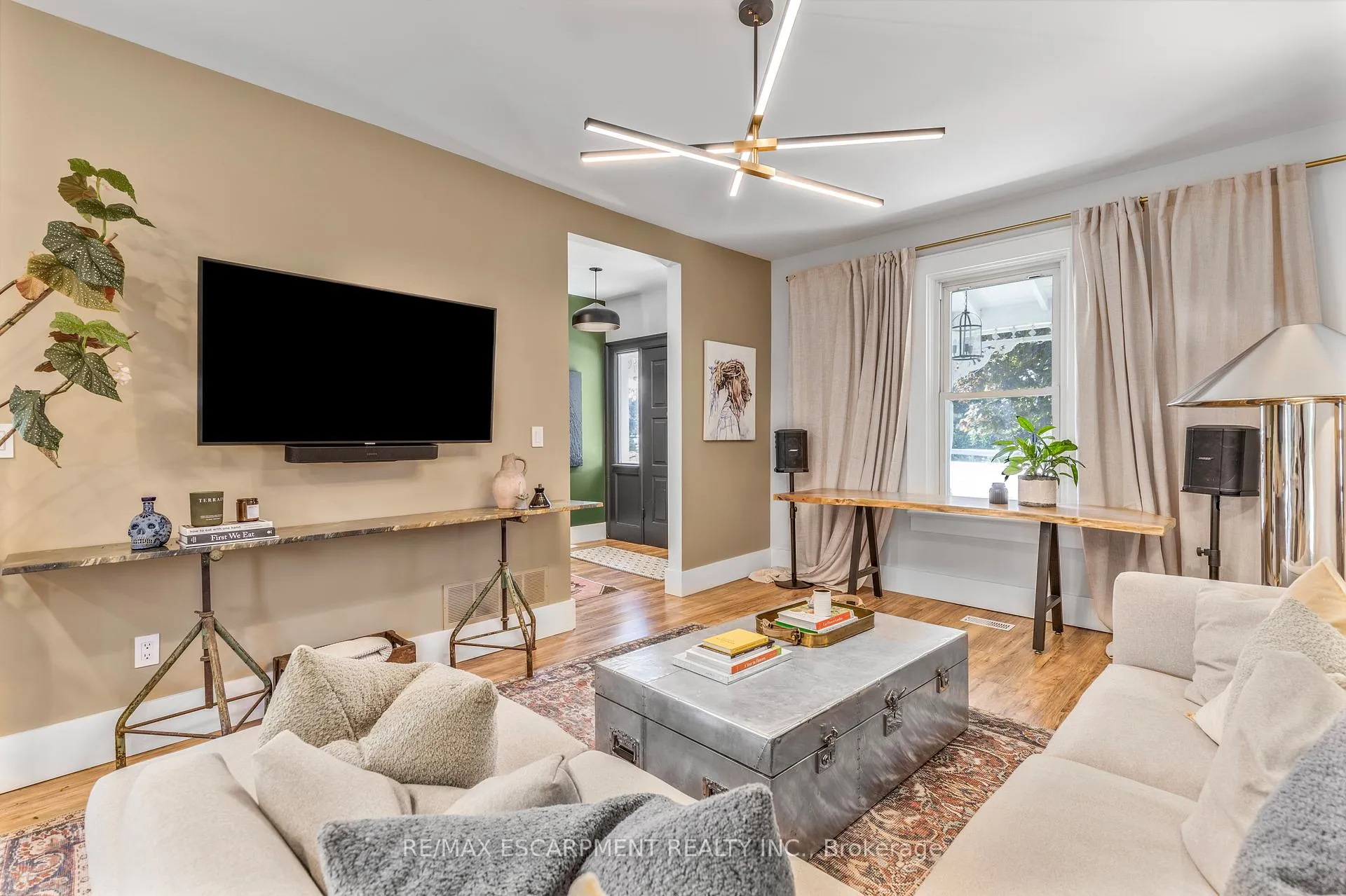 Photo 7 of 374 Ontario Street, Grimsby, Grimsby Beach — HOMEH