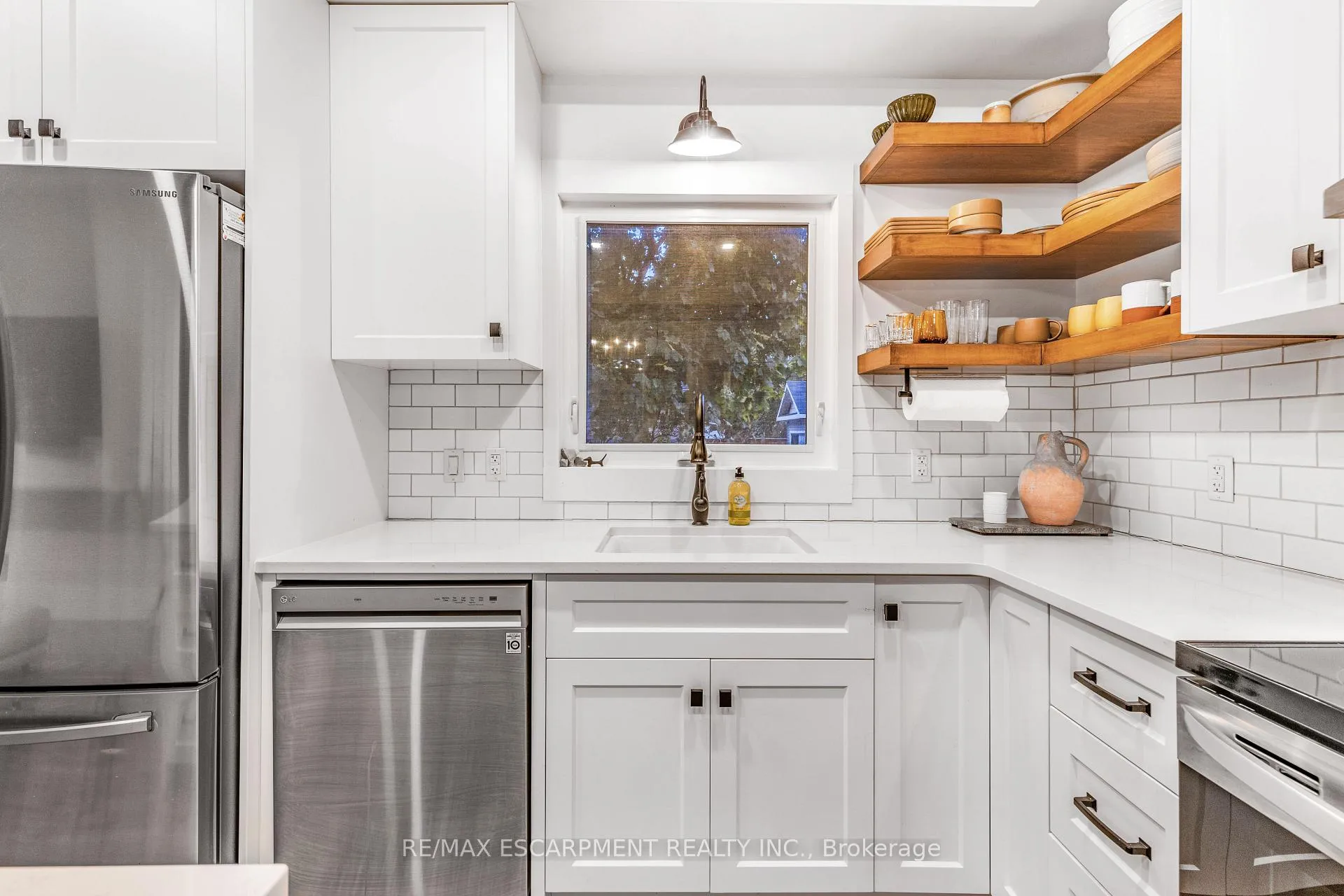 Photo 11 of 374 Ontario Street, Grimsby, Grimsby Beach — HOMEH