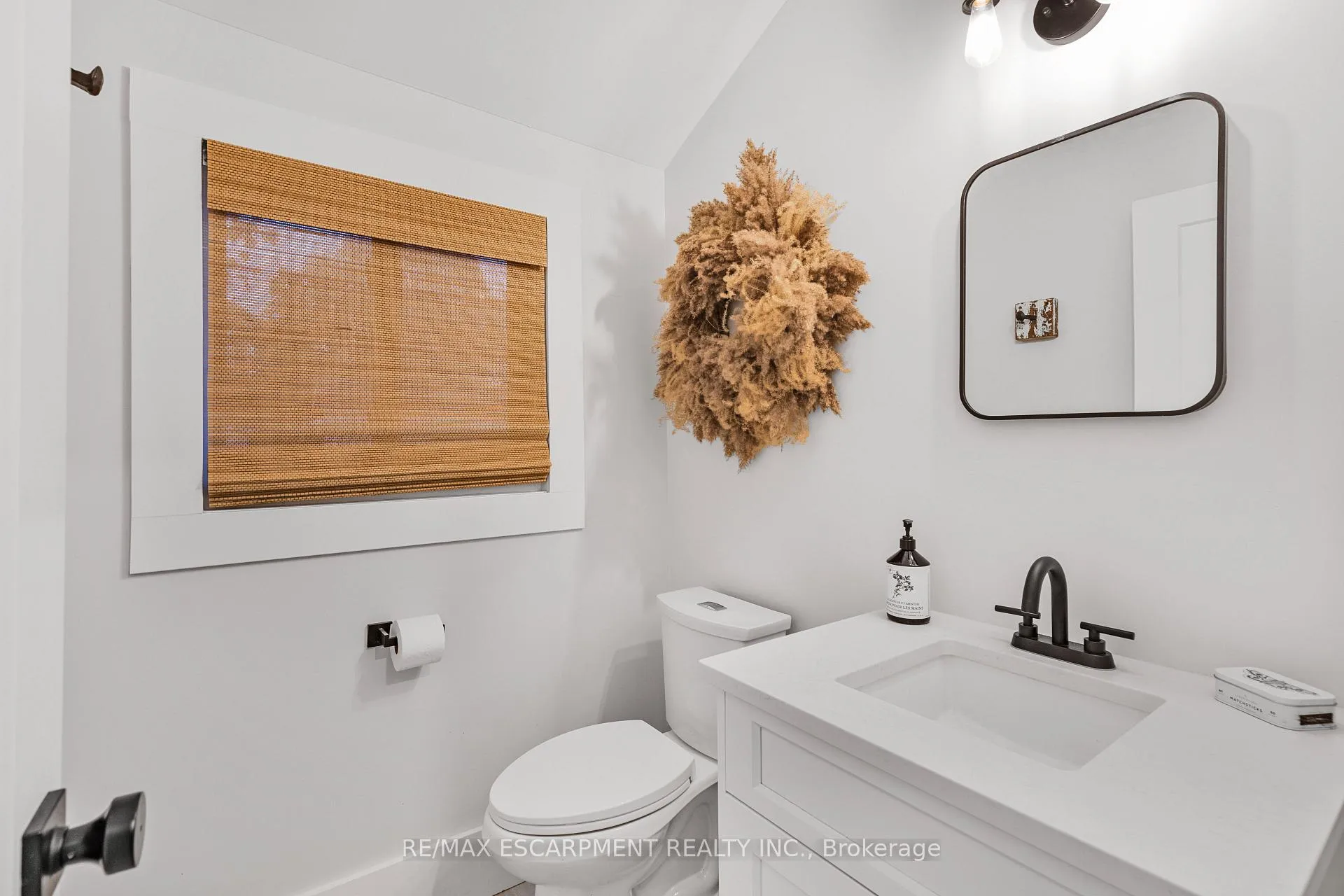 Photo 15 of 374 Ontario Street, Grimsby, Grimsby Beach — HOMEH