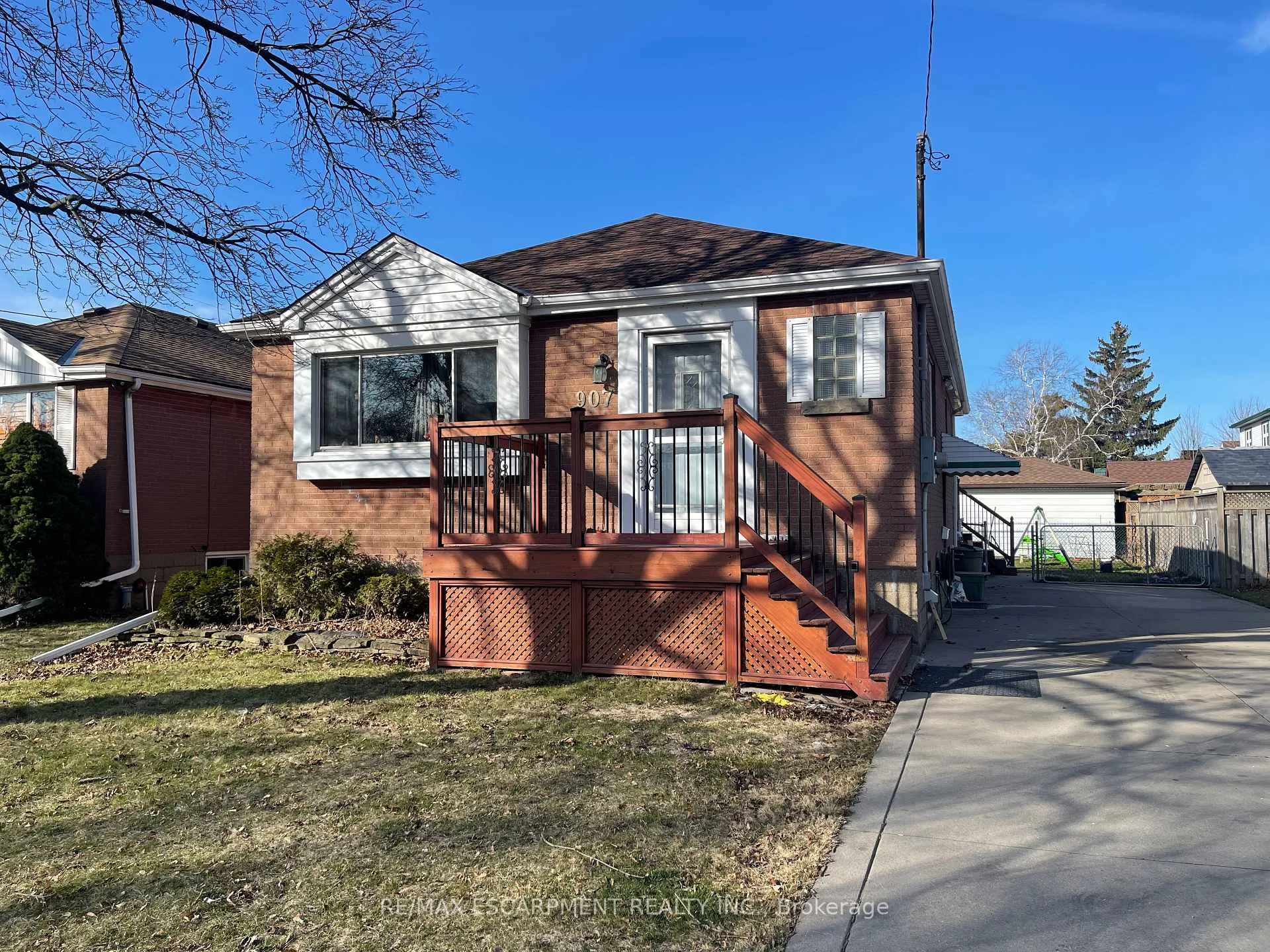 Front of 907 Fennell Avenue E