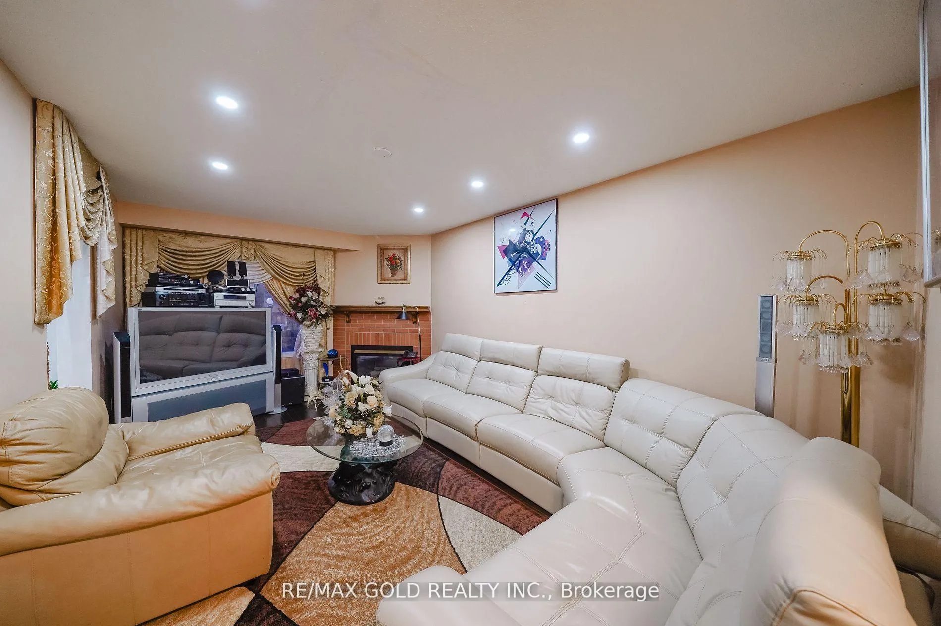 Photo 8 of 59 Knotty Pine Drive, Whitby, Williamsburg — HOMEH