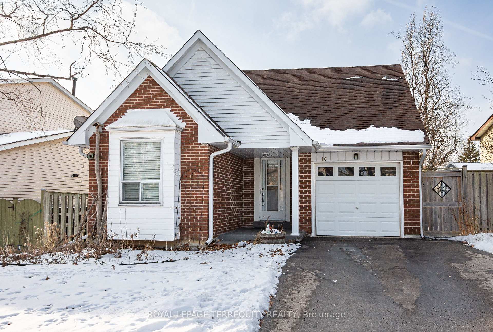 Photo 2 of 16 Banner Crescent, Ajax, South West — HOMEH