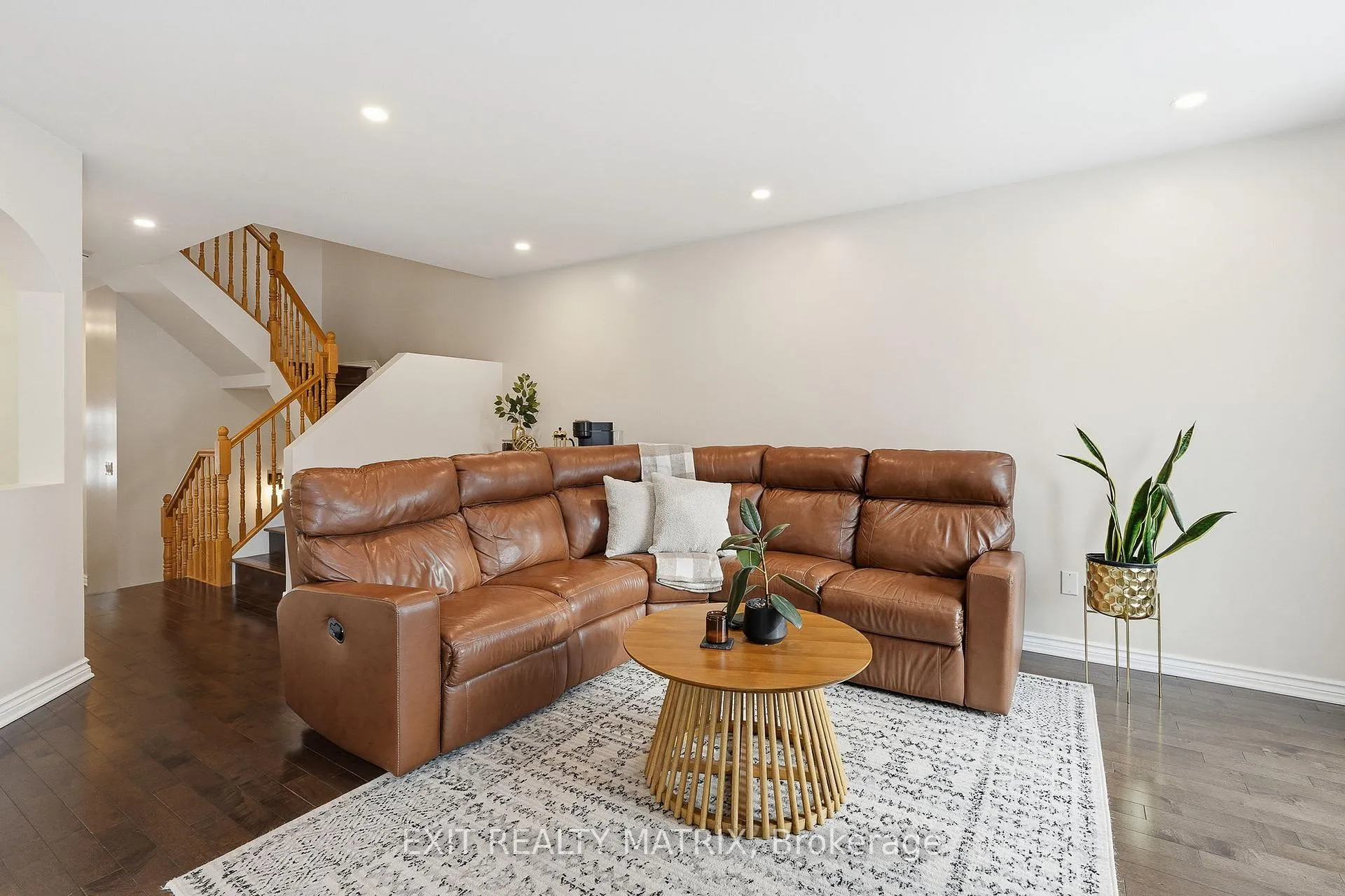 Photo 4 of 208 Greenridge Street, Ottawa, Chapel Hill — HOMEH