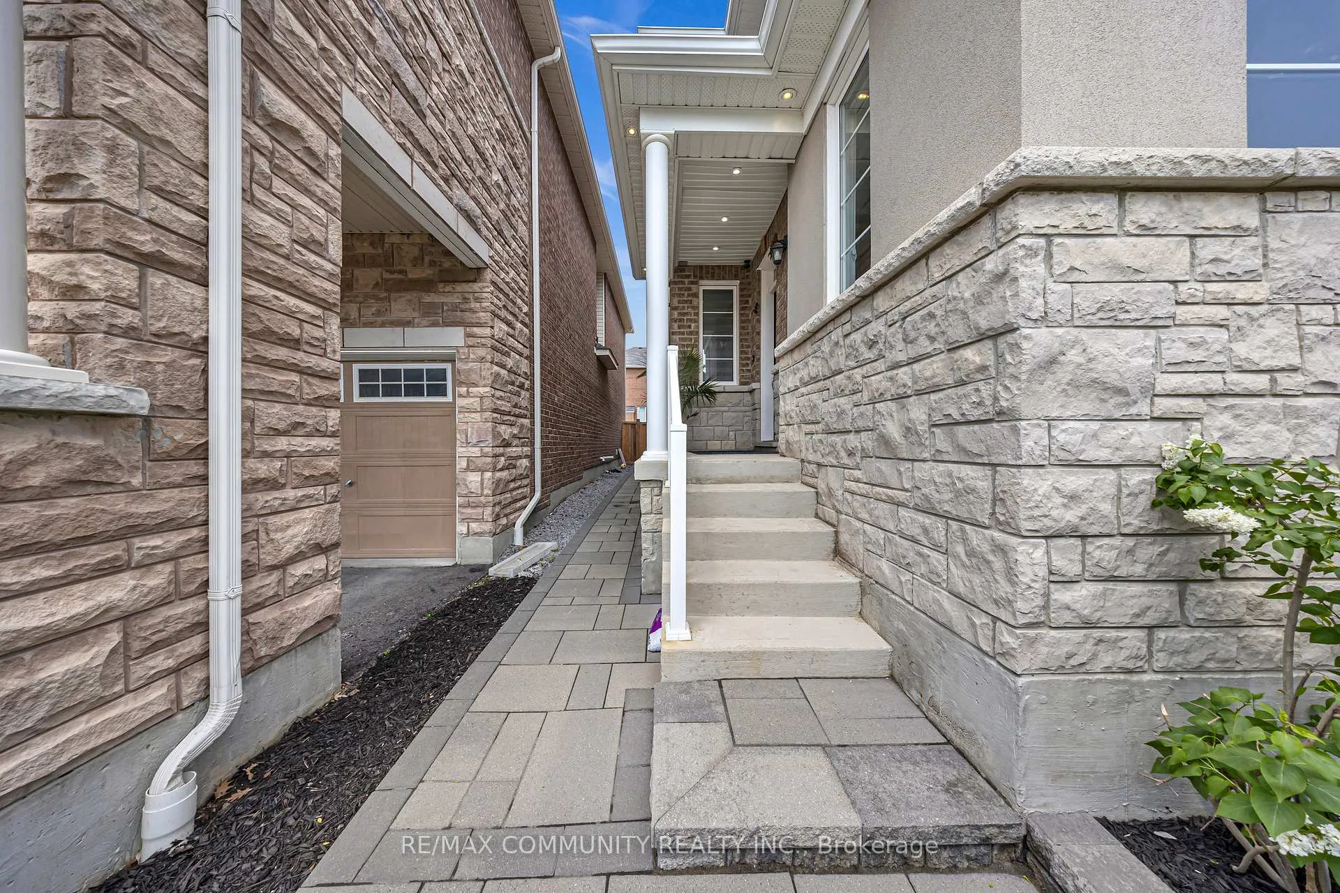 Photo 3 of 1055 Foxtail Crescent E, Pickering, Rural Pickering — HOMEH
