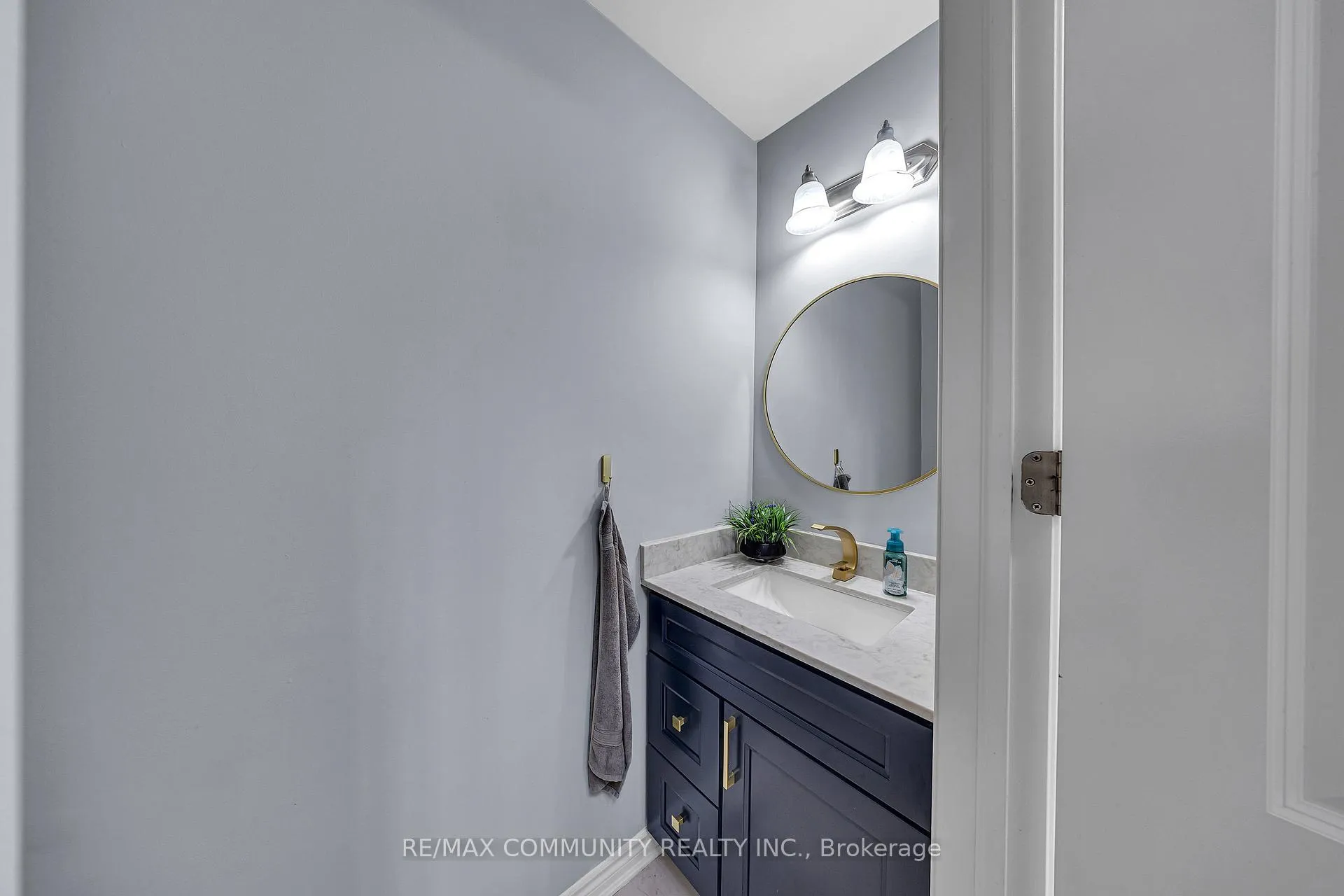 Photo 8 of 1055 Foxtail Crescent E, Pickering, Rural Pickering — HOMEH