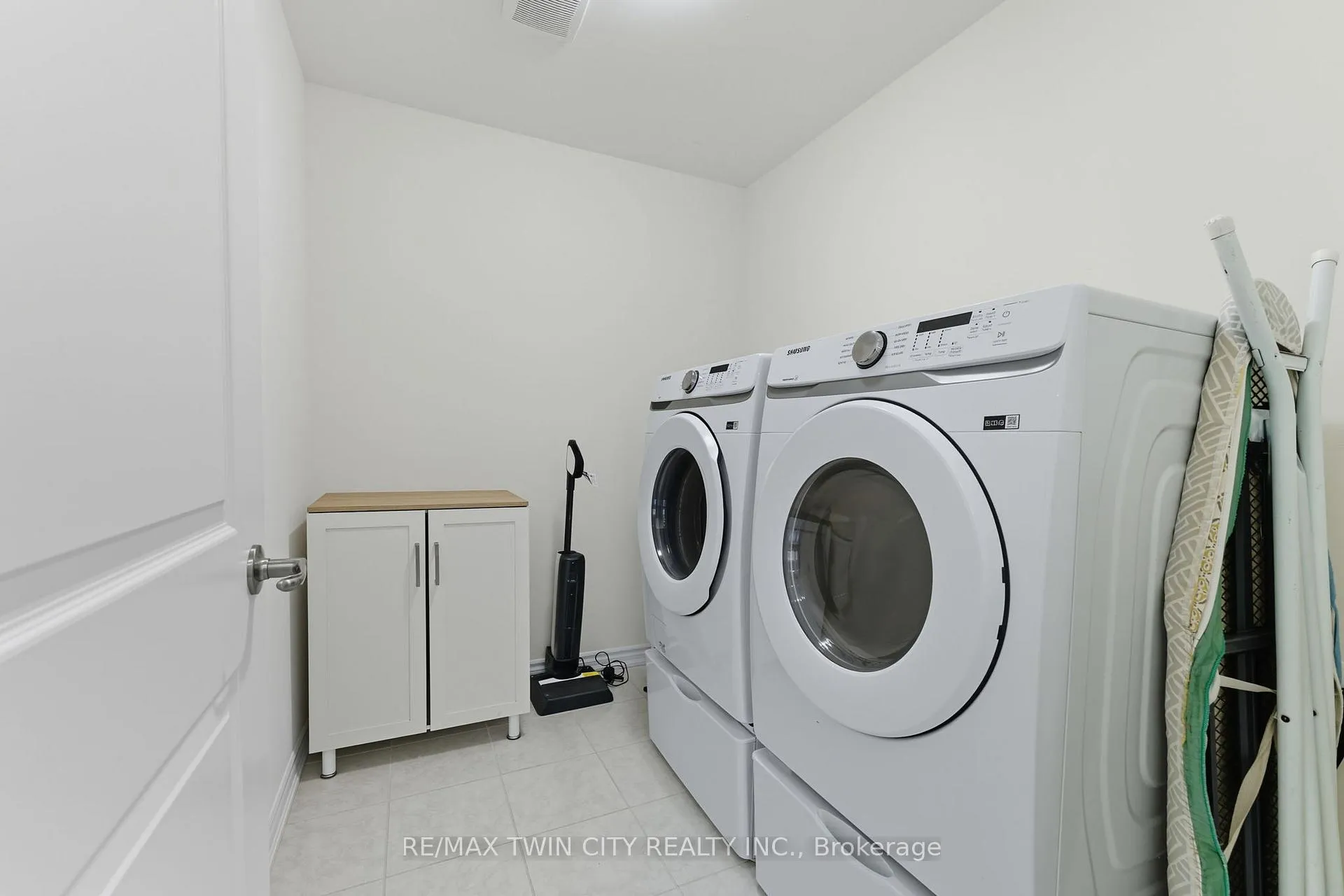 Photo 19 of 23 Whitton Drive, Brant, Paris — HOMEH
