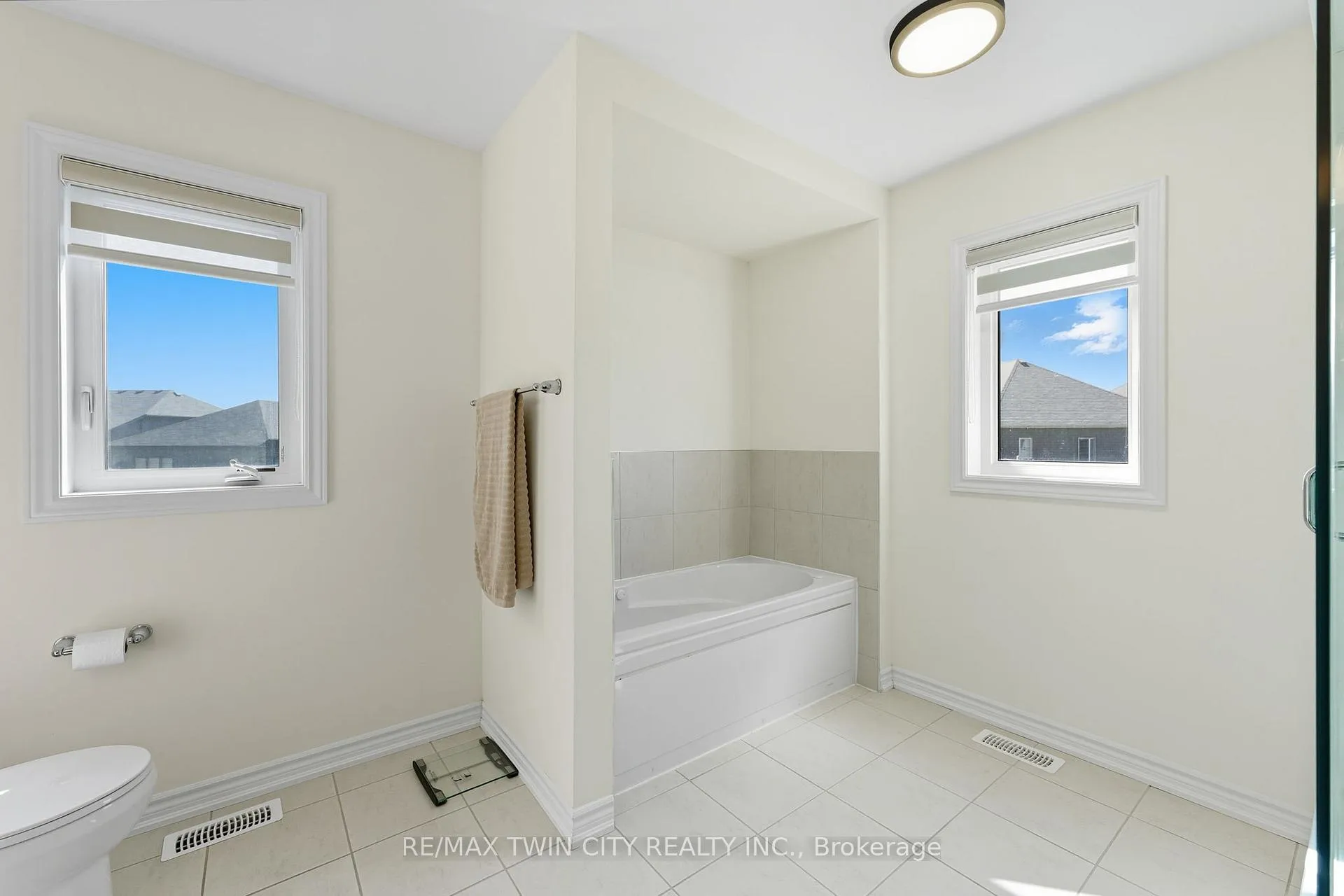 Photo 24 of 23 Whitton Drive, Brant, Paris — HOMEH