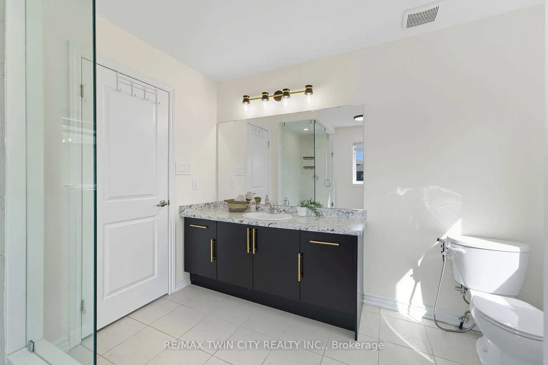 Photo 25 of 23 Whitton Drive, Brant, Paris — HOMEH