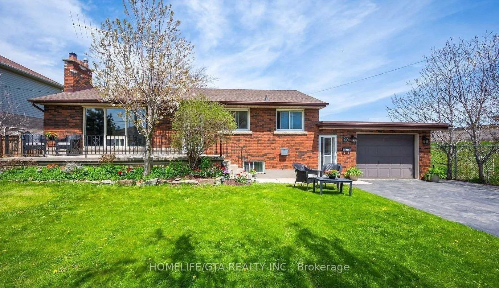 Front of 20 Highland Road W