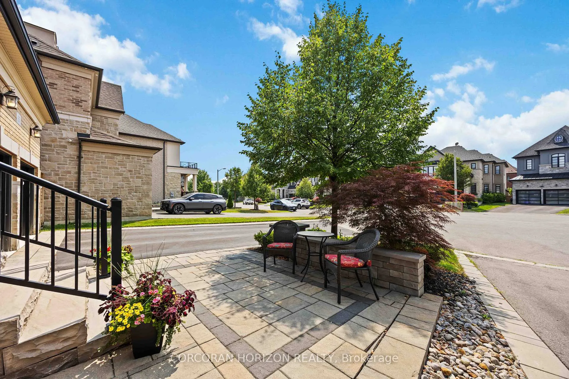 Photo 4 of 33 Kylemount Court, Vaughan, Patterson — HOMEH