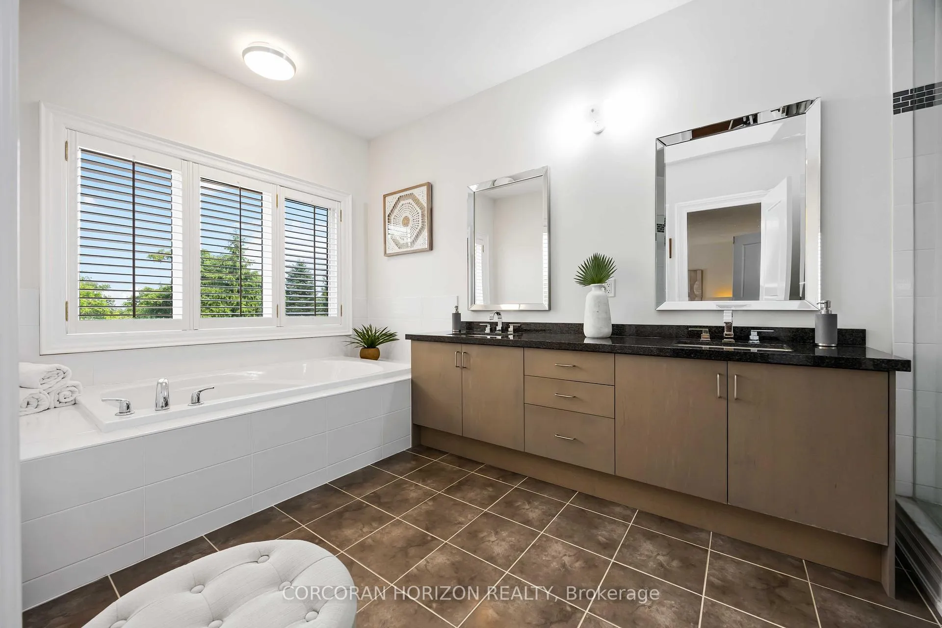 Photo 34 of 33 Kylemount Court, Vaughan, Patterson — HOMEH