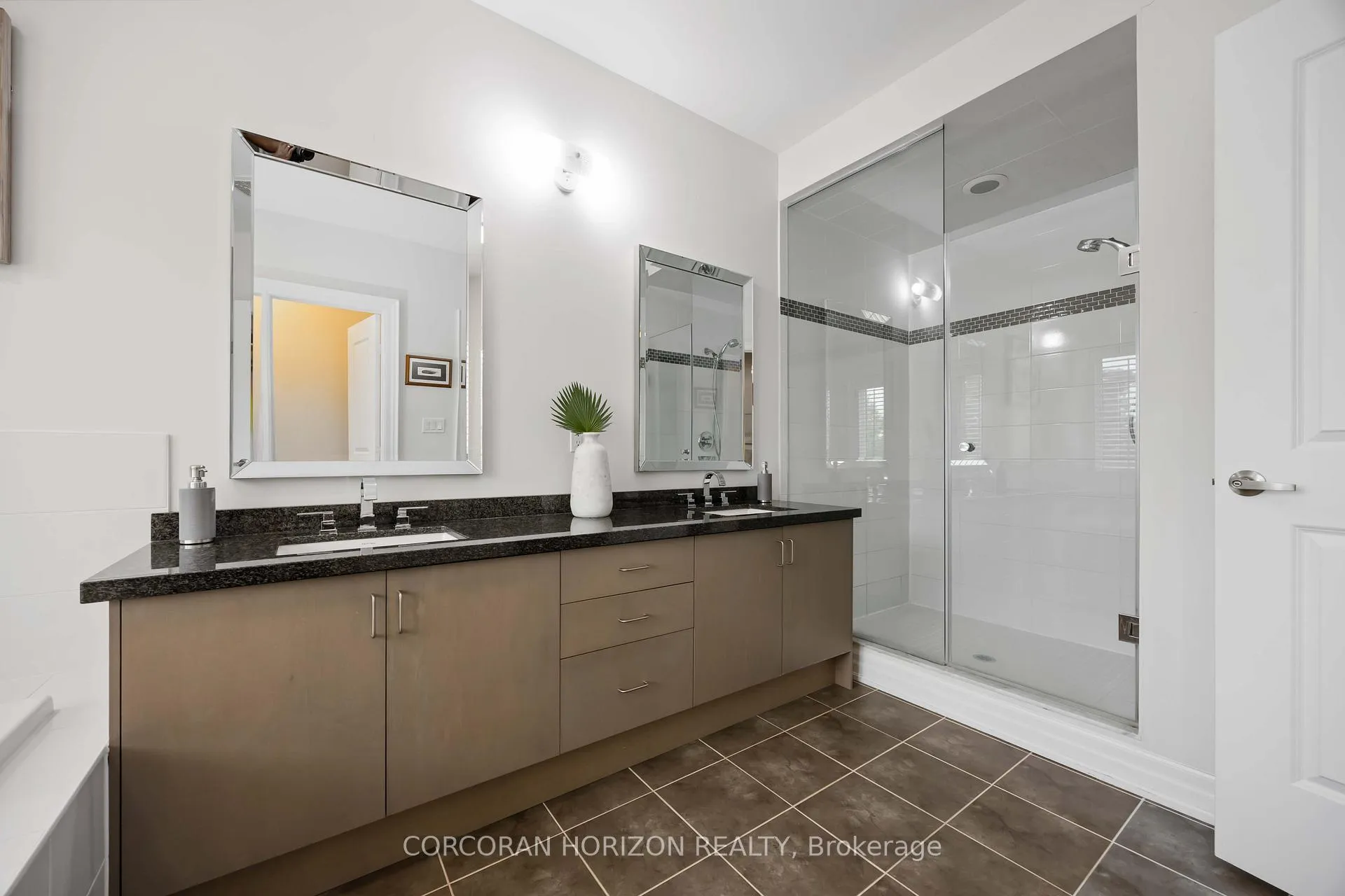 Photo 35 of 33 Kylemount Court, Vaughan, Patterson — HOMEH