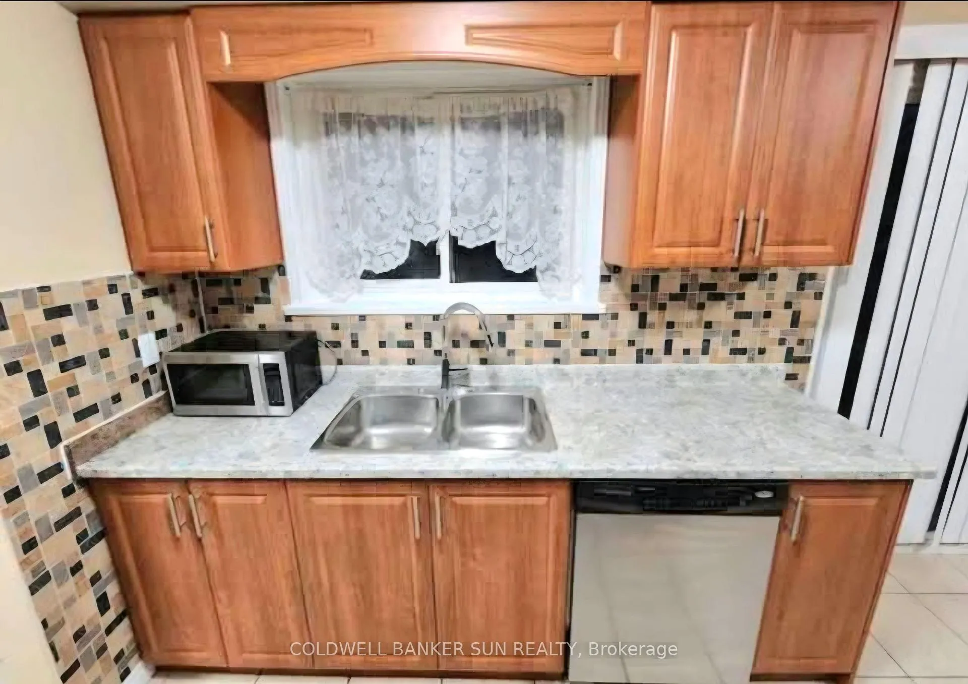 Photo 5 of 59 Flowertown Avenue, Brampton, Northwood Park — HOMEH
