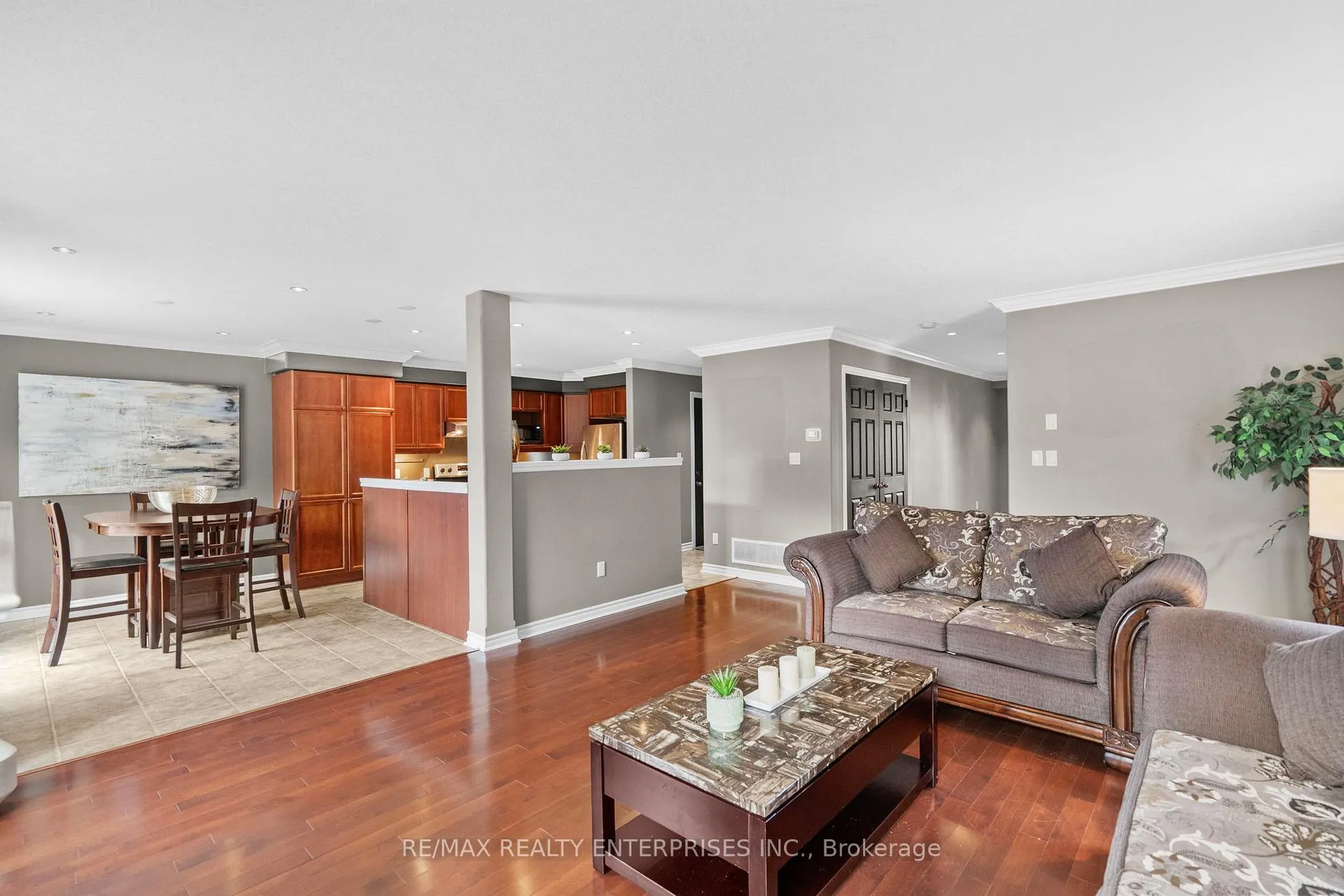 Photo 5 of 76 Balmoral Place, Barrie, Innis-Shore — HOMEH