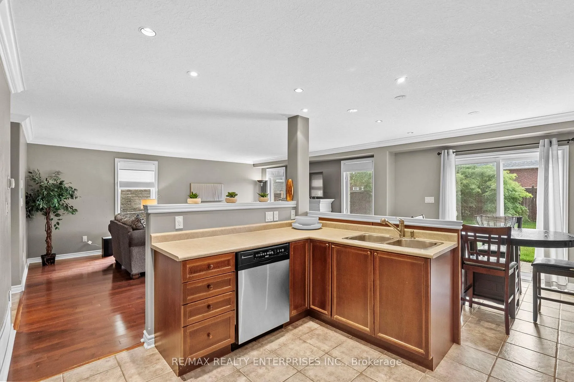 Photo 7 of 76 Balmoral Place, Barrie, Innis-Shore — HOMEH