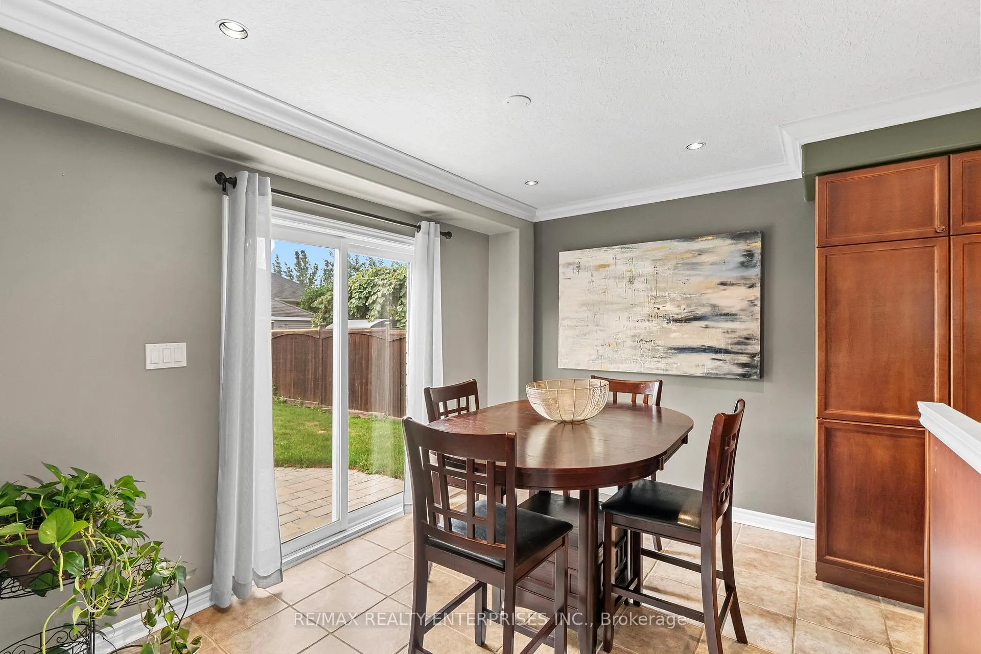 Photo 8 of 76 Balmoral Place, Barrie, Innis-Shore — HOMEH