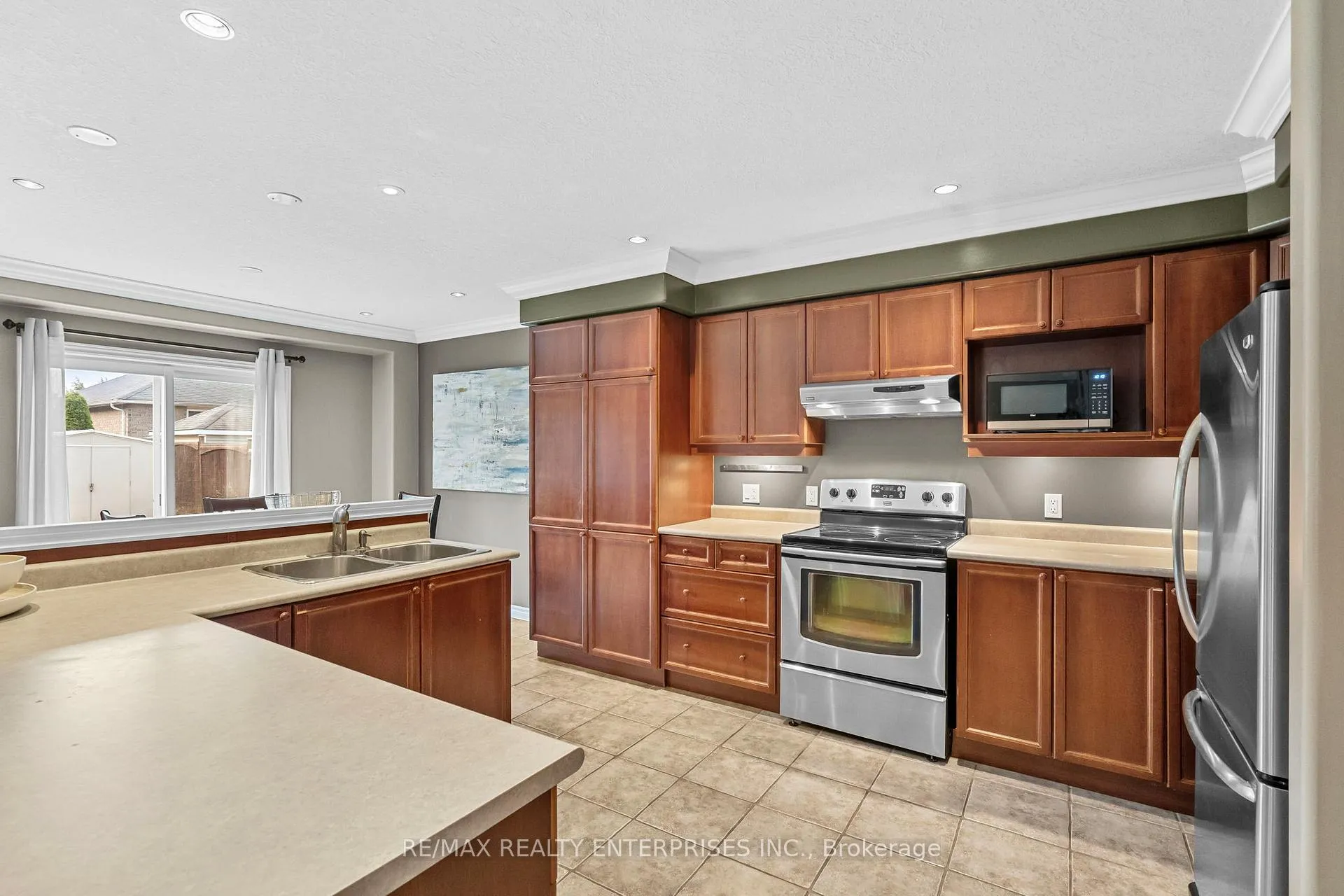 Photo 9 of 76 Balmoral Place, Barrie, Innis-Shore — HOMEH