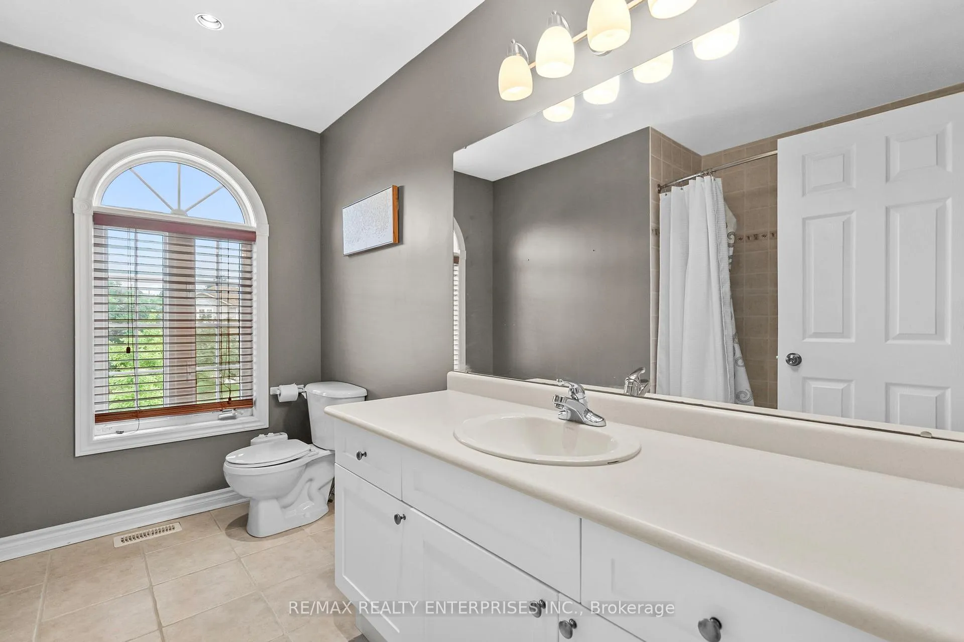 Photo 17 of 76 Balmoral Place, Barrie, Innis-Shore — HOMEH