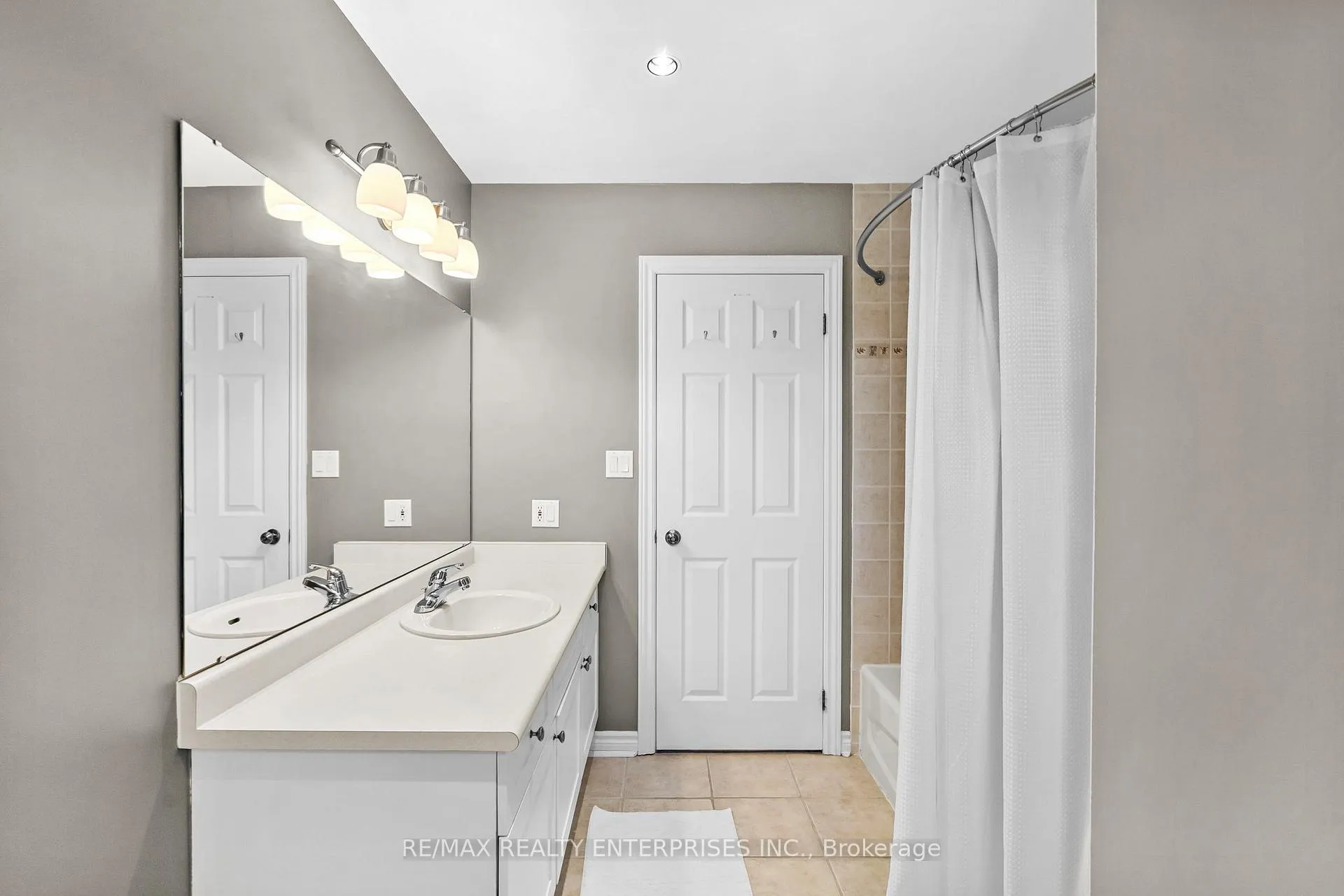 Photo 18 of 76 Balmoral Place, Barrie, Innis-Shore — HOMEH