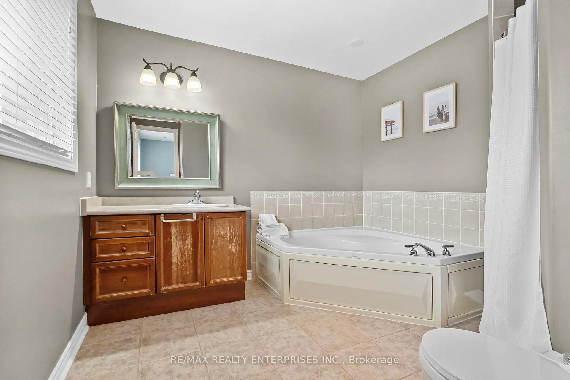 Photo 19 of 76 Balmoral Place, Barrie, Innis-Shore — HOMEH