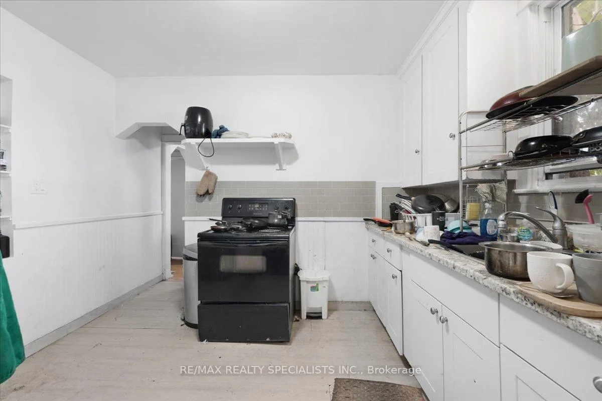 Photo 9 of 83 Haddon Avenue S, Hamilton, Ainslie Wood — HOMEH