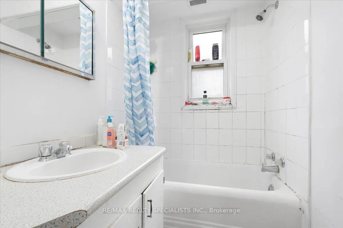 Photo 12 of 83 Haddon Avenue S, Hamilton, Ainslie Wood — HOMEH