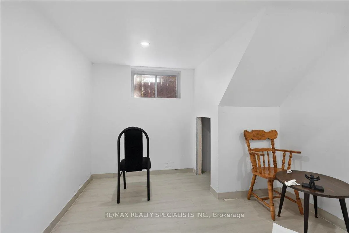Photo 23 of 83 Haddon Avenue S, Hamilton, Ainslie Wood — HOMEH
