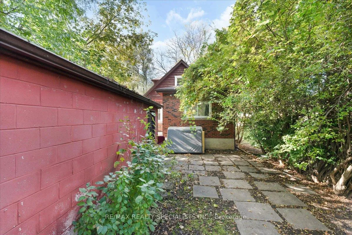 Photo 32 of 83 Haddon Avenue S, Hamilton, Ainslie Wood — HOMEH