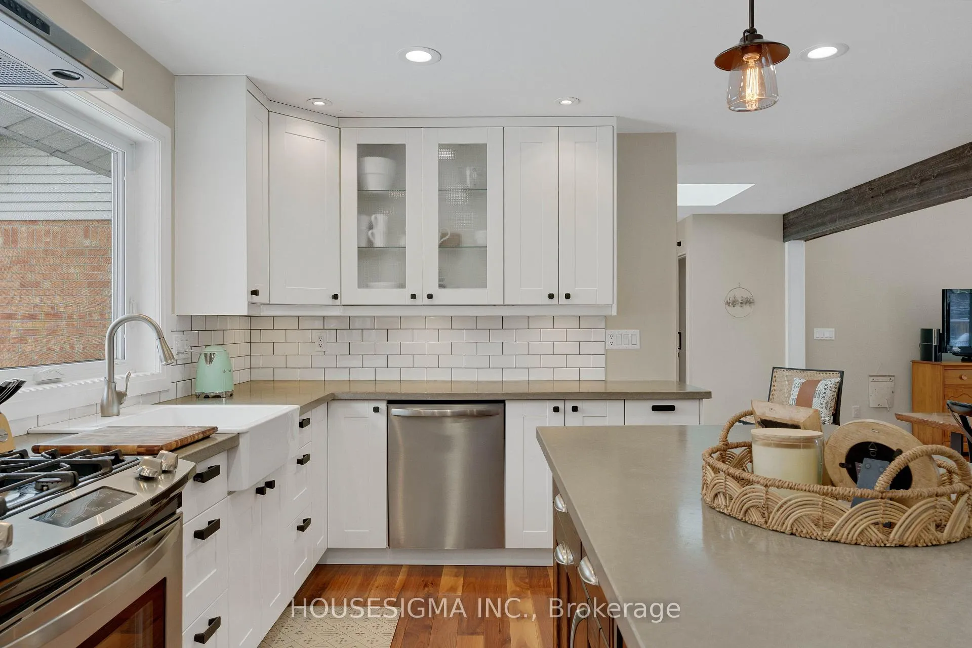 Photo 9 of 122 Maple Court, Shelburne — HOMEH