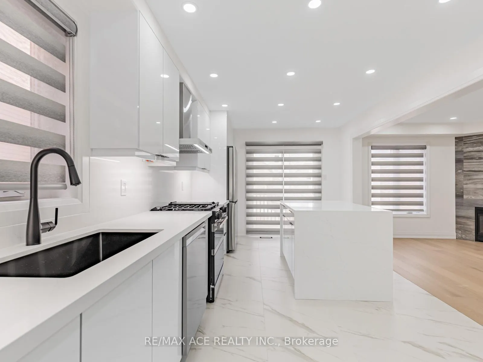 Photo 12 of 161 Doubtfire Crescent, Markham, Middlefield — HOMEH