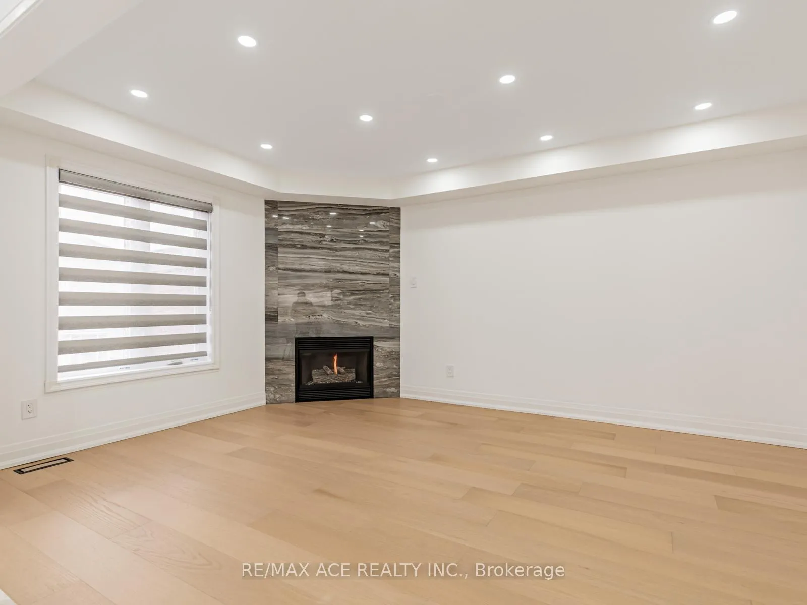 Photo 13 of 161 Doubtfire Crescent, Markham, Middlefield — HOMEH