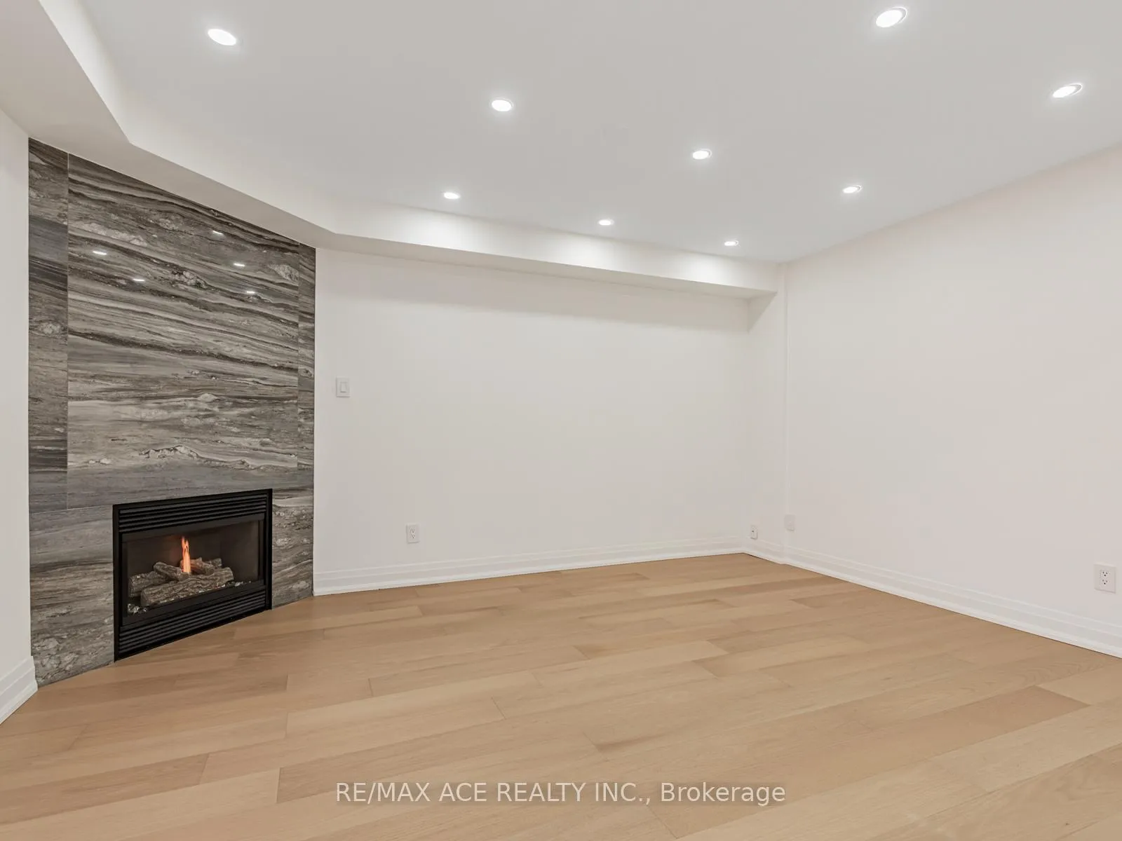 Photo 14 of 161 Doubtfire Crescent, Markham, Middlefield — HOMEH