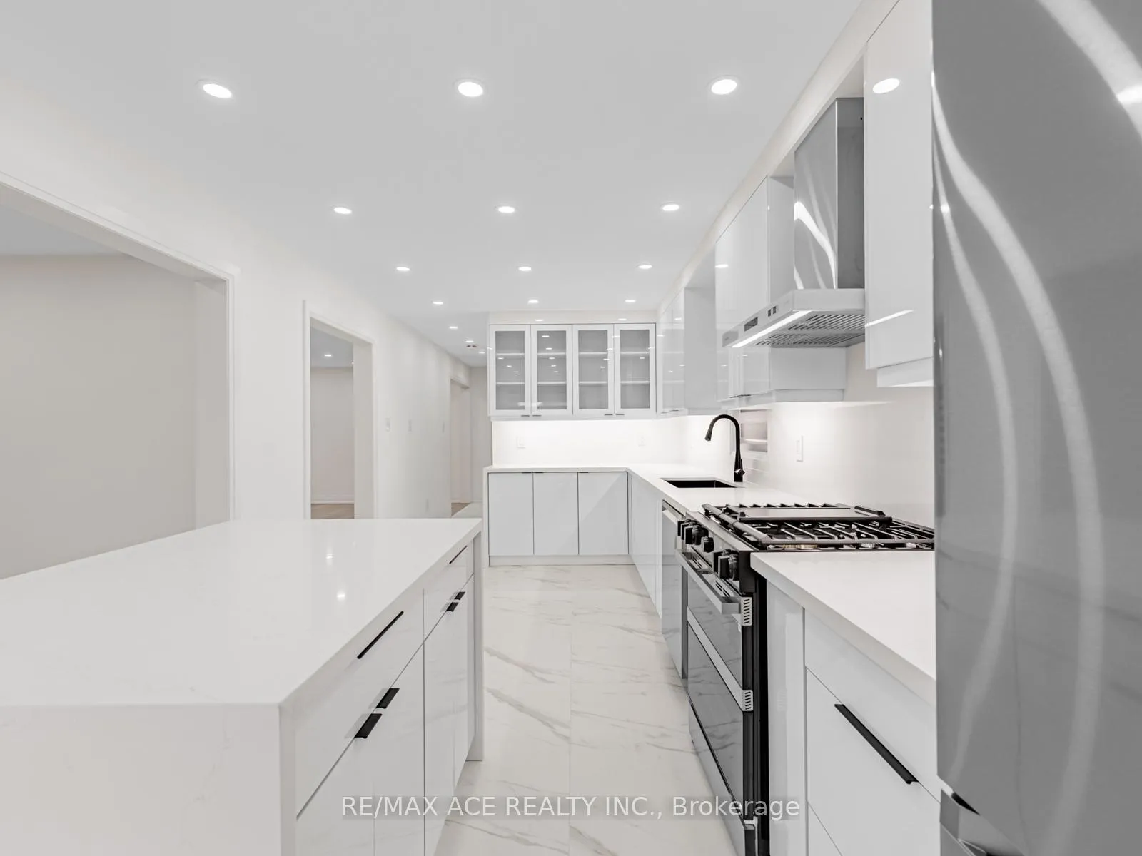 Photo 17 of 161 Doubtfire Crescent, Markham, Middlefield — HOMEH