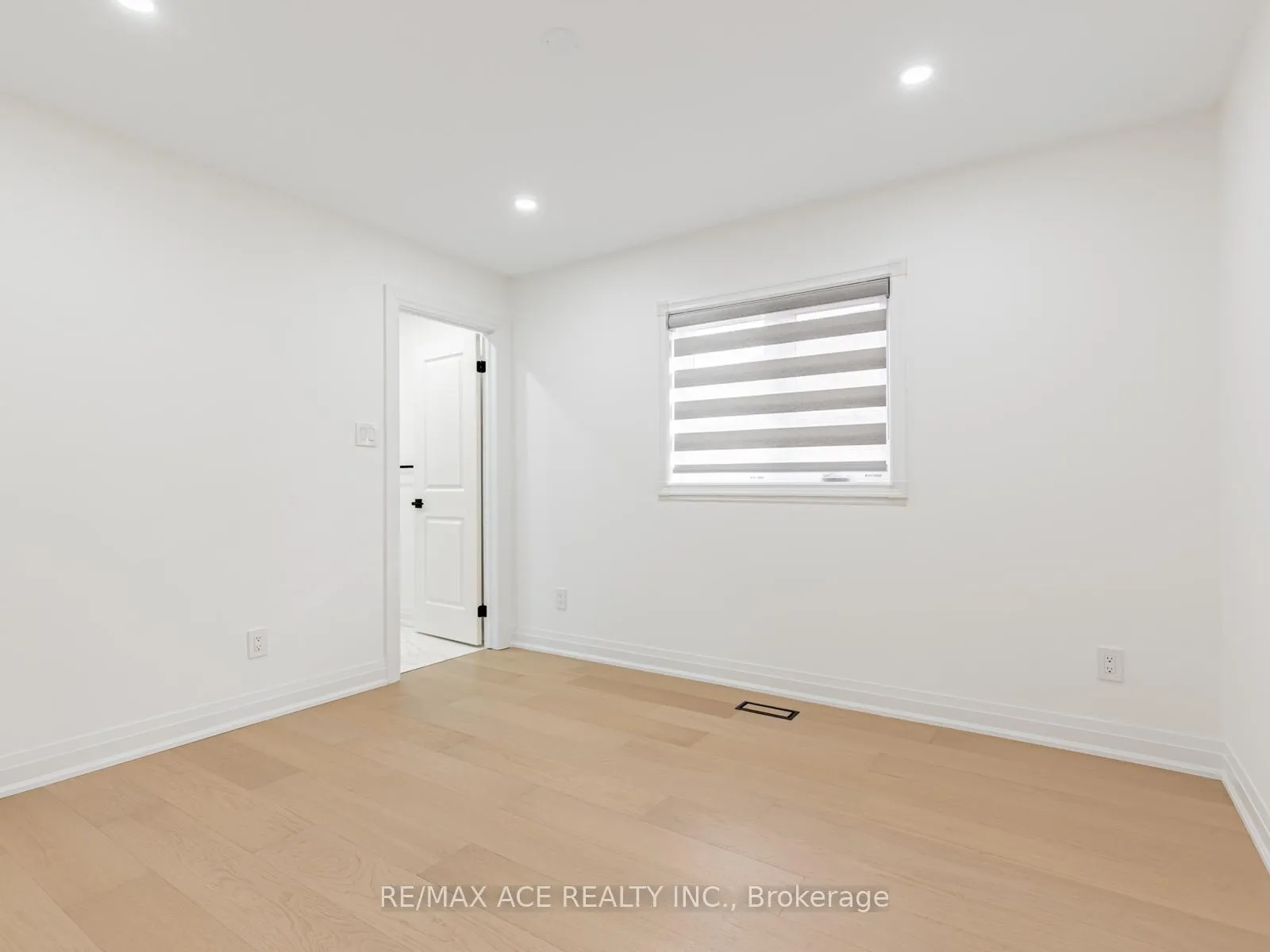Photo 23 of 161 Doubtfire Crescent, Markham, Middlefield — HOMEH